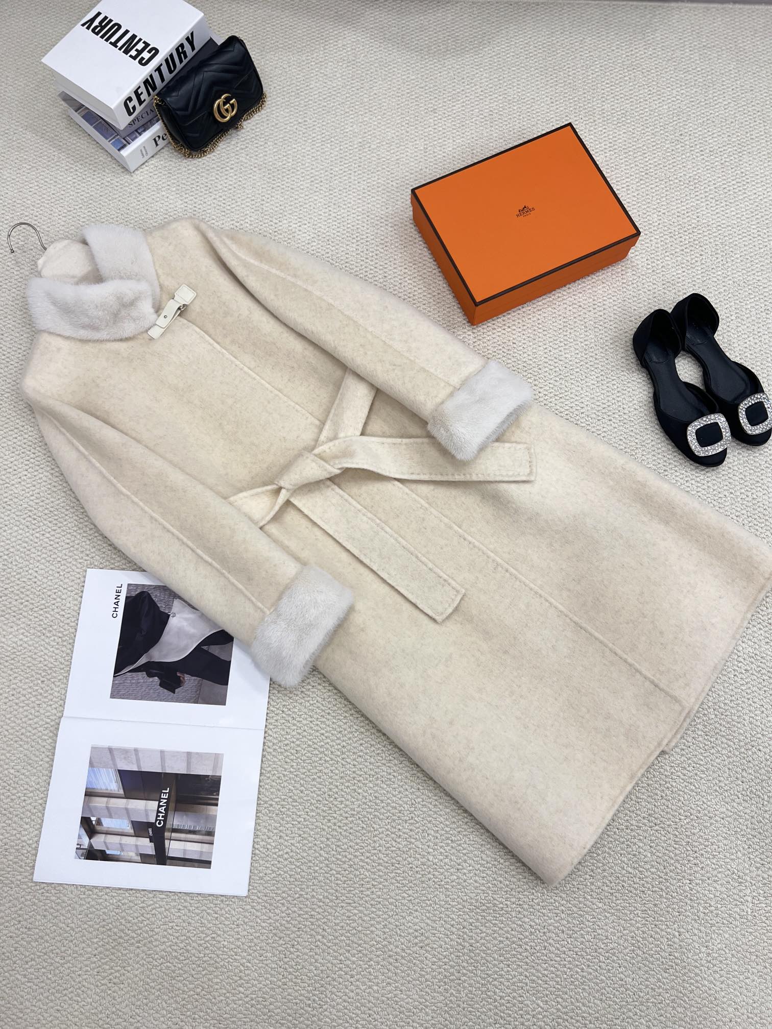 NO:637037,The new autumn and winter mink fur collar coat with collar and sleeves invites you to appreciate the white jade details. It is made of imported Australian ultra-fine high-woven wool fabric. It feels soft and waxy against the skin. It has its own temperature to protect your body temperature. The high-neck mink fur collar protects the neck in winter. The sheepskin buckle decoration under the collar is both functional and long. Slightly loose fit. Integrated raglan sleeve tailoring.  Buckleless lace-up design at the waist, one belt allows you to wear it as you like, women's clothing, sheepskin, alexander wang19860909秋冬新款领口袖口水貂毛领大衣 白玉色细节邀您鉴赏 选用进口澳洲极细高织羊毛面料 手感软糯贴肤 自带温度守护你的体温 高领水貂毛领 冬日下呵护脖颈 领口下搭配羊皮扣装饰点缀兼具功能性 长款微宽松版型 一体式连肩袖剪裁 腰间无扣式系带设计,一根腰带随心穿搭,女装,sheepskin,alexander wang,Women's clothing