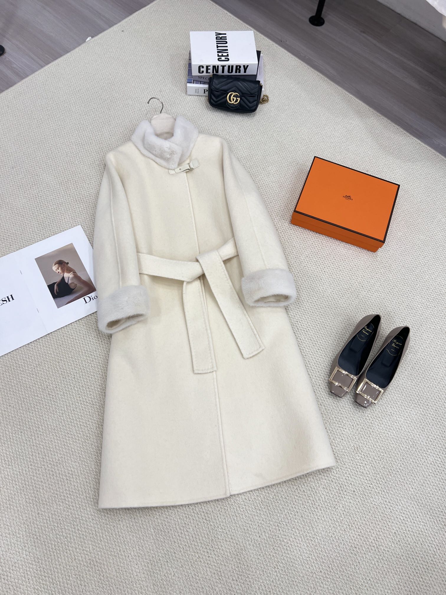 NO:636945,Autumn and winter new mink fur collar coat with collar and sleeves. Milky white details invite you to appreciate it. Made of imported Australian ultra-fine high-knit wool fabric. It feels soft and waxy against the skin. It has its own temperature to protect your body temperature. High-neck mink fur collar protects the neck in winter. Sheepskin buckle decoration under the collar is both functional and long. Slightly loose fit. Integrated raglan sleeve tailoring.  Buckleless lace-up design at the waist, one belt allows you to wear it as you like, women's clothing, sheepskin, alexander wang19860909秋冬新款领口袖口水貂毛领大衣 奶白色细节邀您鉴赏 选用进口澳洲极细高织羊毛面料 手感软糯贴肤 自带温度守护你的体温 高领水貂毛领 冬日下呵护脖颈 领口下搭配羊皮扣装饰点缀兼具功能性 长款微宽松版型 一体式连肩袖剪裁 腰间无扣式系带设计,一根腰带随心穿搭,女装,sheepskin,alexander wang,Women's clothing