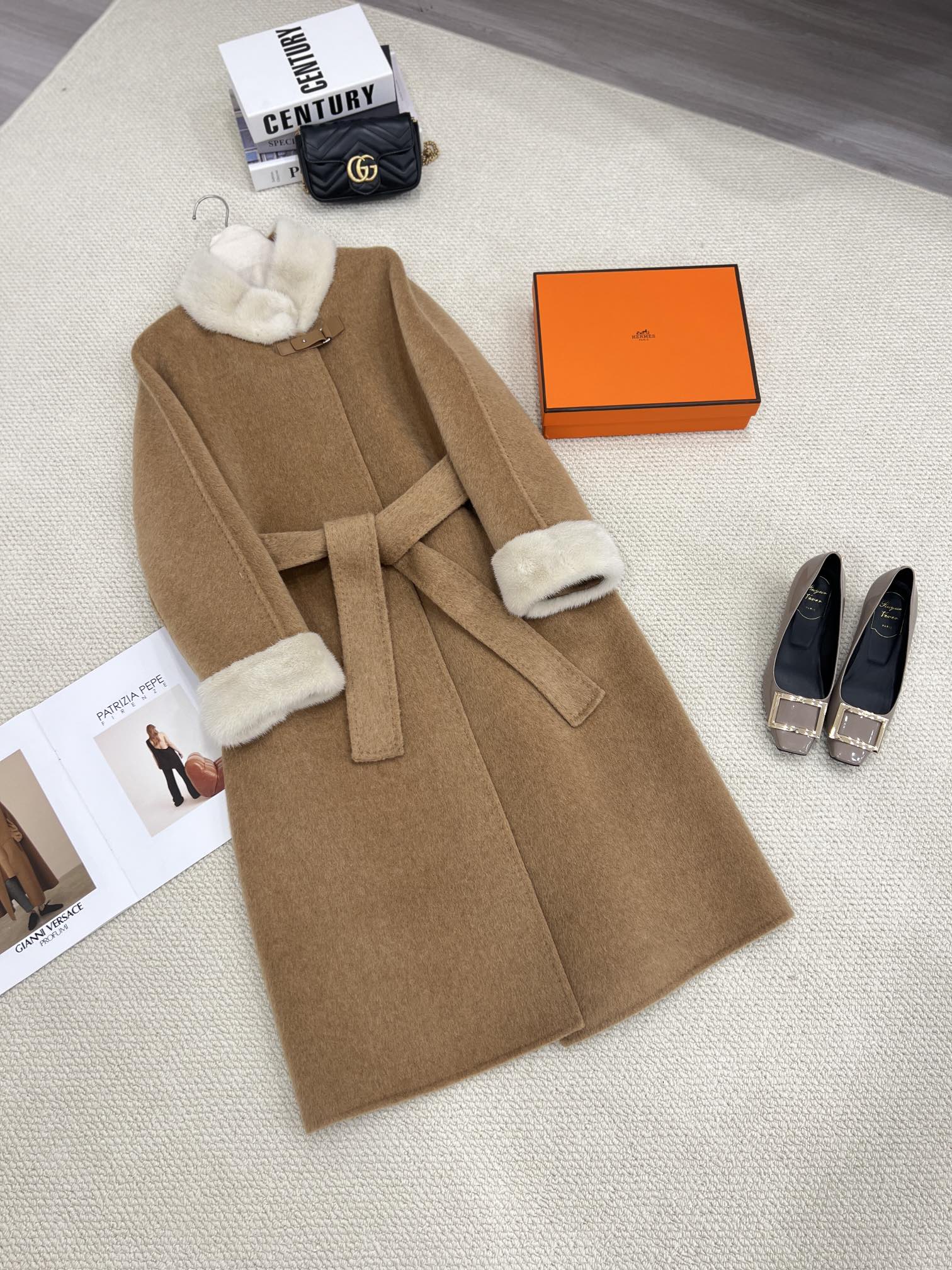 NO:636947,The new autumn and winter mink fur collar coat with collar and sleeves invites you to appreciate the classic camel details. It is made of imported Australian ultra-fine high-woven wool fabric. It feels soft and waxy against the skin. It has its own temperature to protect your body temperature. The high-neck mink fur collar protects the neck in winter. The sheepskin buckle decoration under the collar is both functional and long. Slightly loose fit. Integrated raglan sleeve tailoring.  Buckleless lace-up design at the waist, one belt allows you to wear it as you like, women's clothing, sheepskin, alexander wang19860909秋冬新款领口袖口水貂毛领大衣 经典驼细节邀您鉴赏 选用进口澳洲极细高织羊毛面料 手感软糯贴肤 自带温度守护你的体温 高领水貂毛领 冬日下呵护脖颈 领口下搭配羊皮扣装饰点缀兼具功能性 长款微宽松版型 一体式连肩袖剪裁 腰间无扣式系带设计,一根腰带随心穿搭,女装,sheepskin,alexander wang,Women's clothing