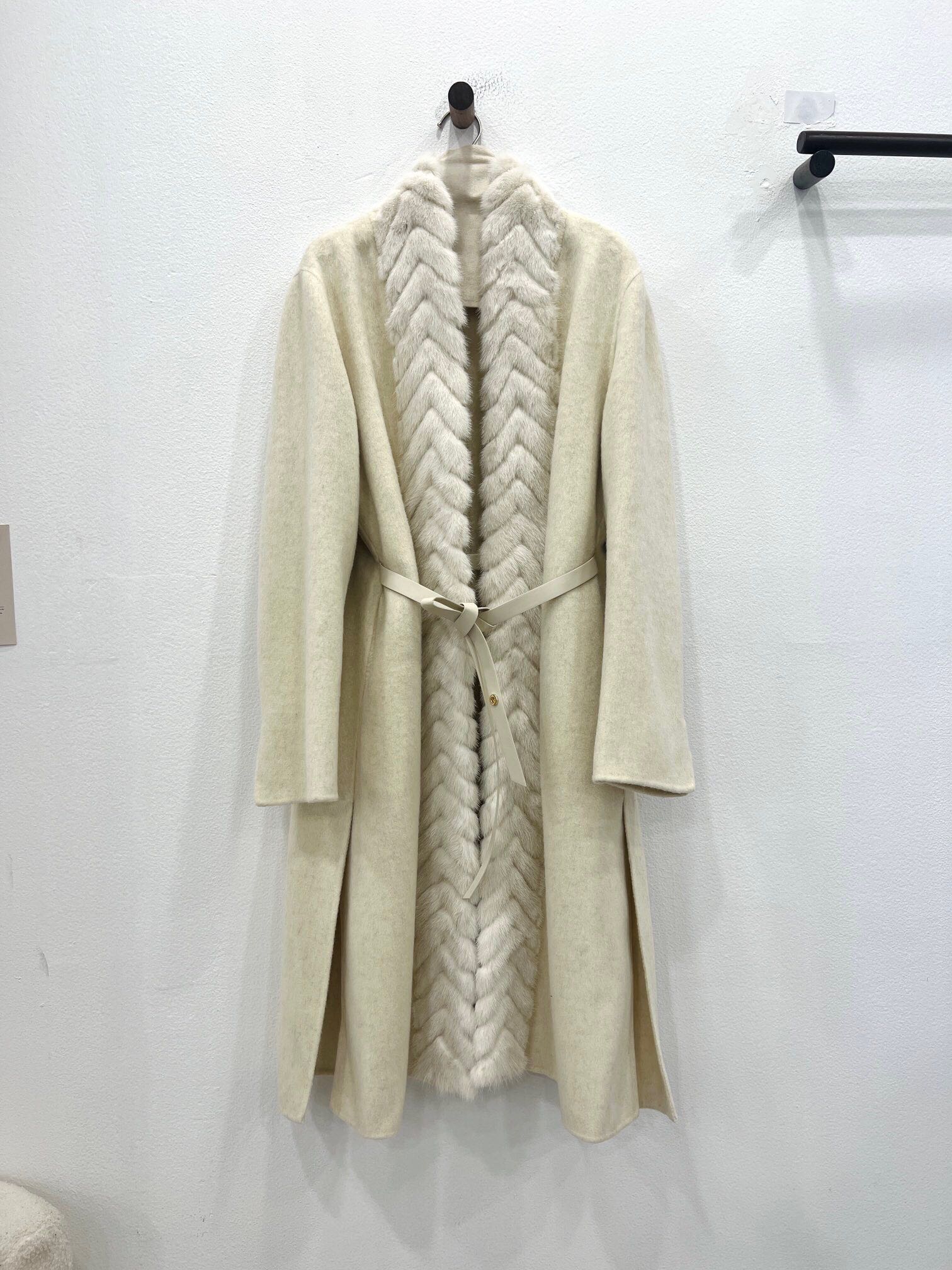 NO:637010,Autumn and winter classic popular mink fur collar placket coat. The mixed beige details invite you to appreciate it. It is made of imported Australian wool fabrics. The style is Albaka. It feels soft and comfortable. It is more suitable for the original H-shaped loose silhouette. The three-dimensional tailoring design. The length of the mid-length does not appear to be procrastinating. It is matched with the placket herringbone slit process and fixed-dyed mink. The hair needles are short and thick~ The side slits of the body make it slim and slim.  Own LP brand high-end ready-to-wear texture, women's clothing, loro piana, alexander wang19860909秋冬经典爆款门襟水貂毛领大衣 混米色细节邀您鉴赏 选用进口澳毛面料 风格为阿尔巴卡观感 手感柔软舒适 更贴合原版 H型宽松的廓形立体剪裁设计 中长款长度不显拖沓 搭配门襟人字开条工艺定色定染水貂 毛针细短浓密～ 衣身侧边开叉 显瘦修身 自带LP品牌高定成衣质感,女装,loro piana,alexander wang,Women's clothing