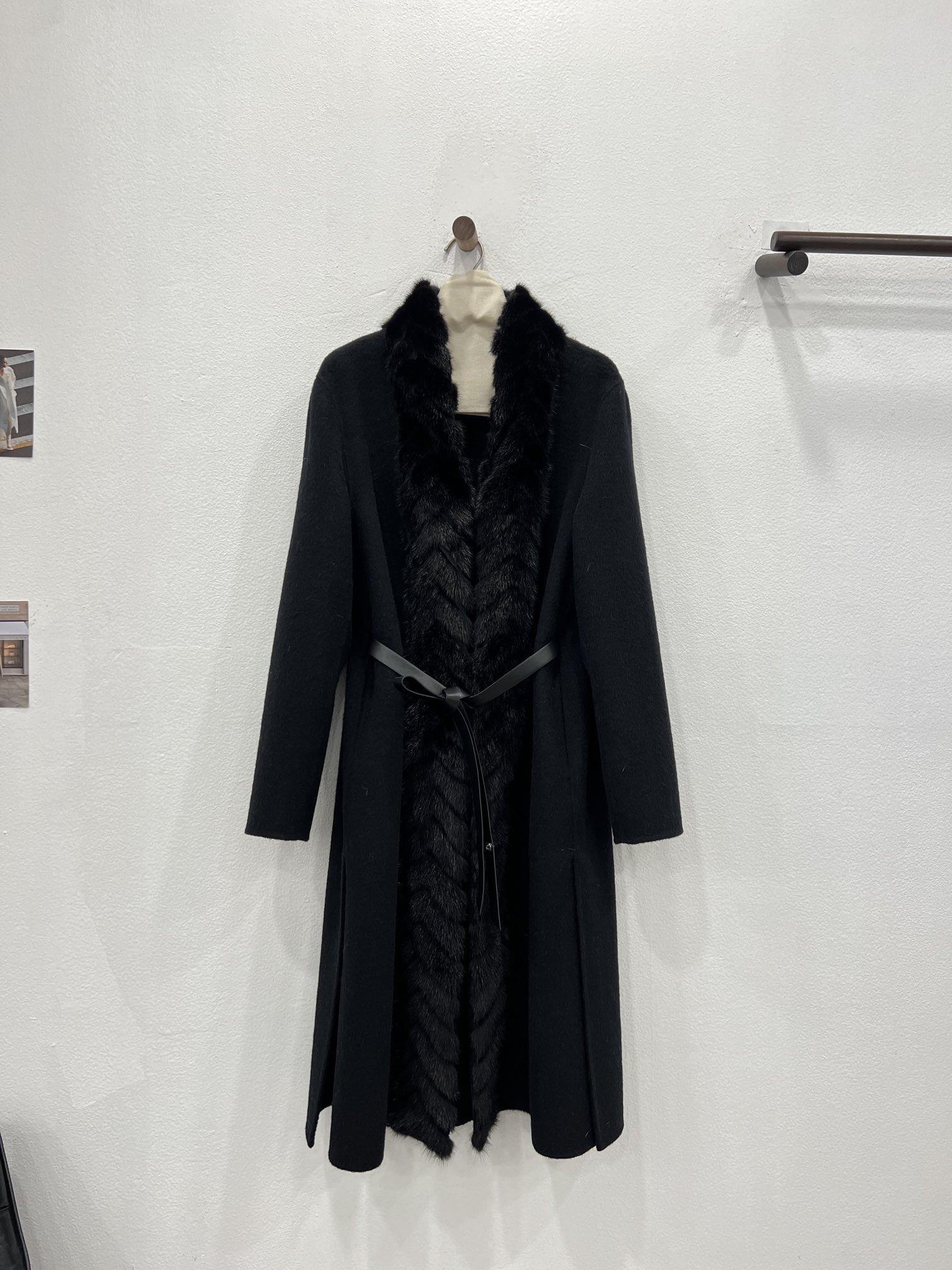 NO:637004,Autumn and winter classic popular mink fur collar placket coat. You are invited to appreciate the noble black details. It is made of imported Australian wool fabrics. The style is Albaka. It feels soft and comfortable. It is more suitable for the original H-shaped loose silhouette. The three-dimensional tailoring design. The length of the mid-length does not appear to be procrastinating. It is matched with the placket herringbone slit process and fixed-dyed mink. The hair needles are short and thick~ The side slits of the body make it slim and slim.  Own LP brand high-end ready-to-wear texture, women's clothing, loro piana, alexander wang19860909秋冬经典爆款门襟水貂毛领大衣 高贵黑细节邀您鉴赏 选用进口澳毛面料 风格为阿尔巴卡观感 手感柔软舒适 更贴合原版 H型宽松的廓形立体剪裁设计 中长款长度不显拖沓 搭配门襟人字开条工艺定色定染水貂 毛针细短浓密～ 衣身侧边开叉 显瘦修身 自带LP品牌高定成衣质感,女装,loro piana,alexander wang,Women's clothing