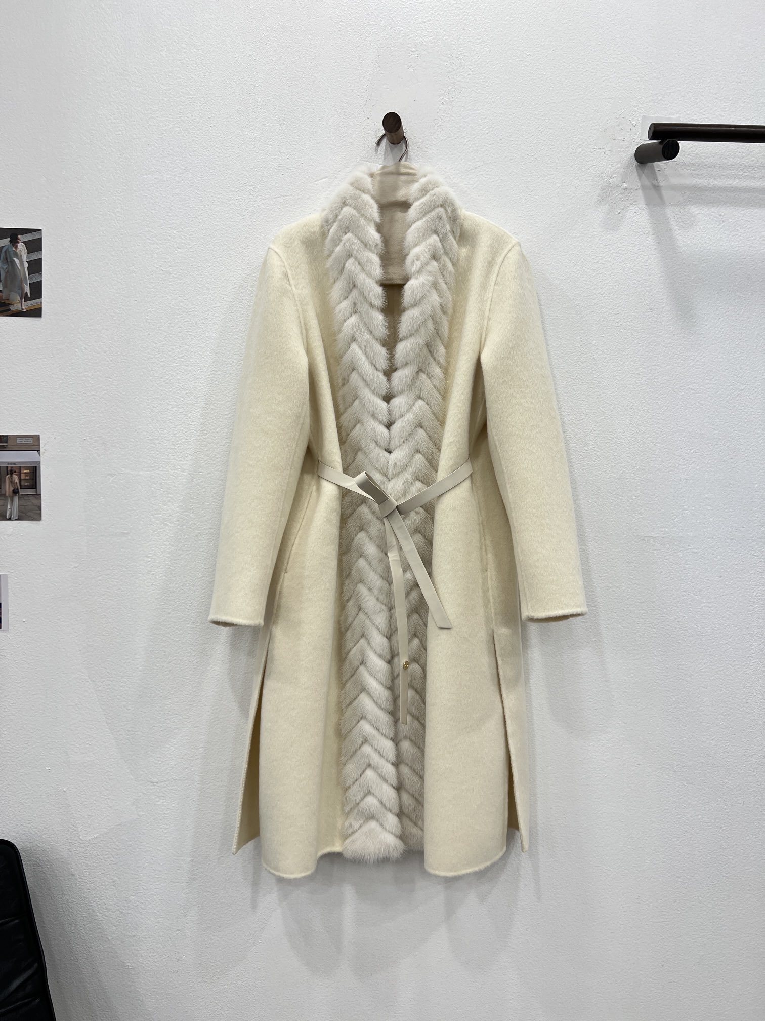 NO:637007,Autumn and winter classic popular mink fur collar placket coat. You are invited to appreciate the milky white details. It is made of imported Australian wool fabric. The style is Albaka. It feels soft and comfortable. It is more suitable for the original H-shaped loose silhouette and three-dimensional tailoring design. The length of the mid-length model does not appear to be procrastinating. It is matched with the placket herringbone slit process to fix and dye mink. The hair needles are short and dense~ The side slits of the body make it slim and slim.  Own LP brand high-end ready-to-wear texture, women's clothing, loro piana,  19860909秋冬经典爆款门襟水貂毛领大衣 奶白色细节邀您鉴赏 选用进口澳毛面料 风格为阿尔巴卡观感 手感柔软舒适 更贴合原版 H型宽松的廓形立体剪裁设计 中长款长度不显拖沓 搭配门襟人字开条工艺定色定染水貂 毛针细短浓密～ 衣身侧边开叉 显瘦修身 自带LP品牌高定成衣质感,女装,loro piana, ,Women's clothing