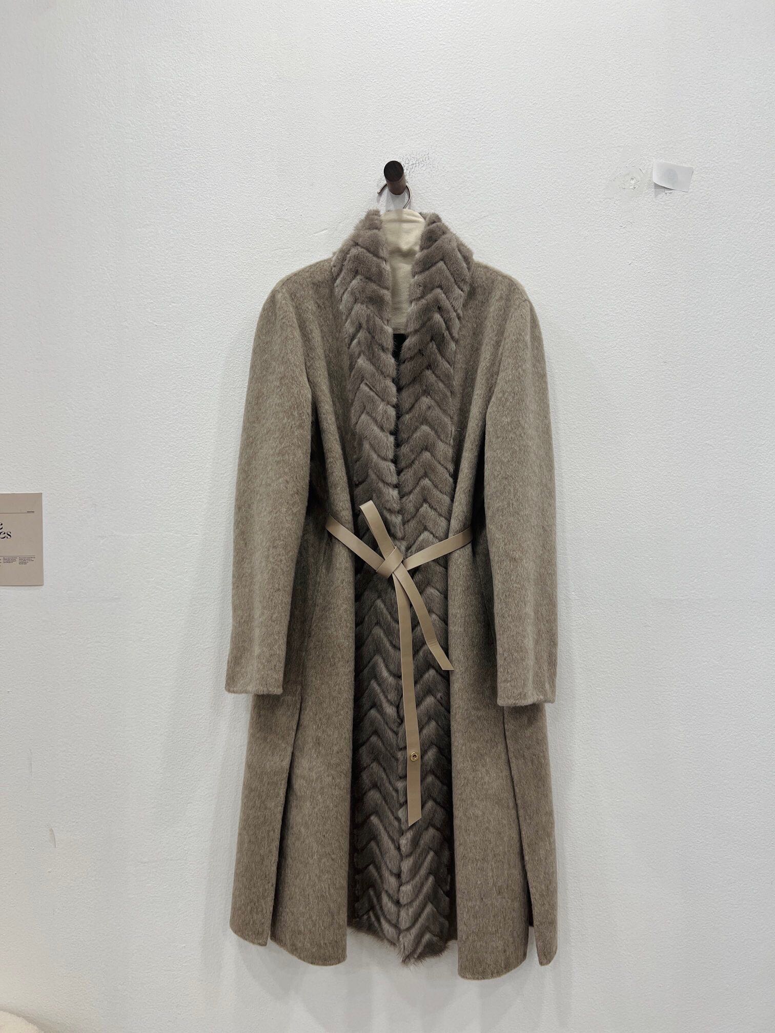 NO:637013,Autumn and winter classic popular mink fur collar placket coat. The gray brown details invite you to appreciate it. It is made of imported Australian wool fabric. The style is Albaka. It feels soft and comfortable. It is more suitable for the original H-shaped loose silhouette and three-dimensional tailoring design. The length of the mid-length does not appear to be procrastinating. It is matched with the placket herringbone slit process and imported silver and blue natural mink. The hair needles are short and thick~ The side slits of the body make it appear slim and slim.  Own LP brand high-end ready-to-wear texture, women's clothing, loro piana, alexander wang19860909秋冬经典爆款门襟水貂毛领大衣 灰咖色细节邀您鉴赏 选用进口澳毛面料 风格为阿尔巴卡观感 手感柔软舒适 更贴合原版 H型宽松的廓形立体剪裁设计 中长款长度不显拖沓 搭配门襟人字开条工艺进口银蓝本色水貂 毛针细短浓密～ 衣身侧边开叉 显瘦修身 自带LP品牌高定成衣质感,女装,loro piana,alexander wang,Women's clothing