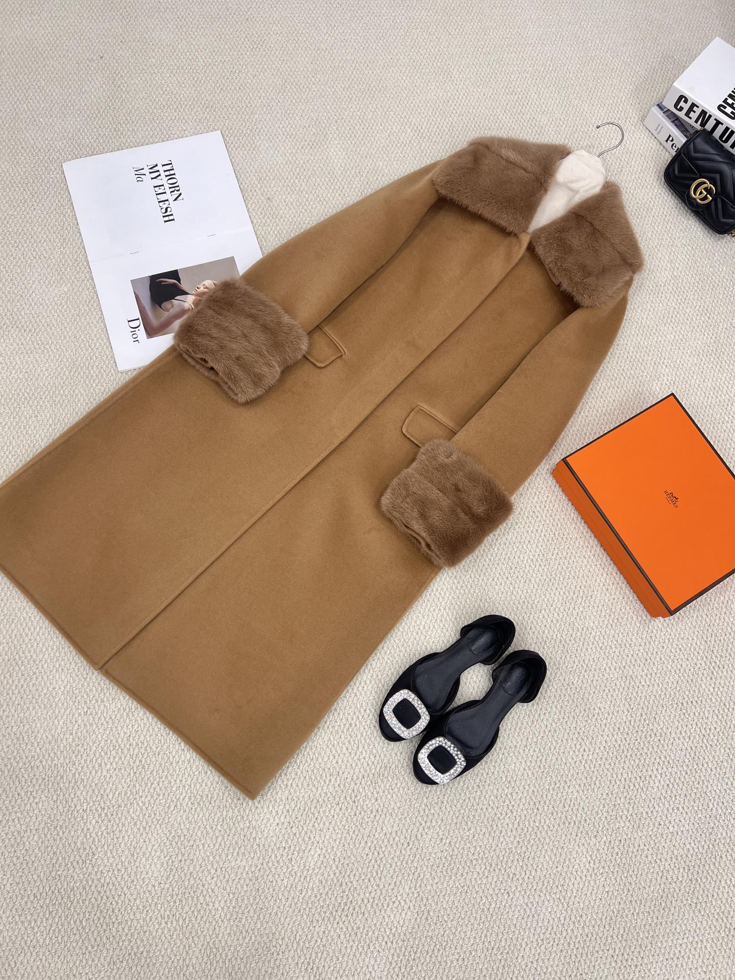 NO:637051,New in 2025, the detachable mink cashmere coat invites you to appreciate the classic camel details. The classic camel upper body is more noble. It is paired with a brown custom-dyed mink fur collar, which adds a dignified atmosphere. The mink fur collar on the collar and sleeves can be detached. Suitable for various occasions. It can be luxurious or low-key. The inner pockets are hemmed. You can see the exquisite details, women's clothing, alexander wang198609092025年度新款 可拆卸水貂羊绒大衣 经典驼细节邀您鉴赏 经典驼色上身更显贵气十足 搭配褐色系定染水貂毛领 多了一份端庄大气 领口袖边水貂毛领均可脱卸 符合各种场合 可奢华可低调 内里口袋包边 看得到精致细节,女装,alexander wang,Women's clothing