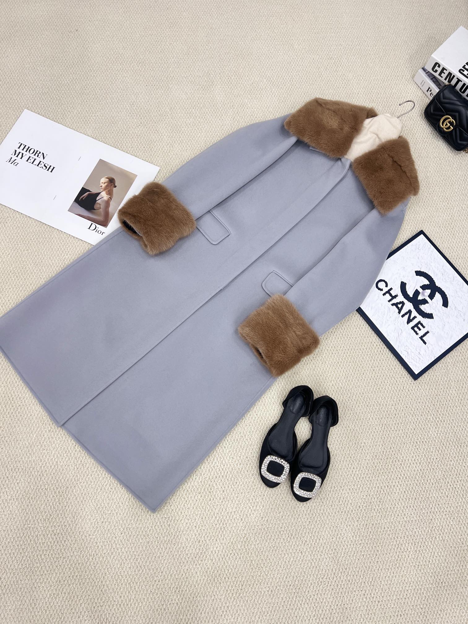 NO:637049,New for 2025, the detachable mink cashmere coat invites you to appreciate the blue and gray details. The specific blue and gray color looks fresh and elegant in winter. It is paired with a brown custom-dyed mink fur collar for an extra dignified atmosphere. The mink fur collar on the collar and sleeves can be detached. Suitable for various occasions. It can be luxurious or low-key, women's clothing, alexander wang198609092025年度新款 可拆卸水貂羊绒大衣 蓝灰色细节邀您鉴赏 特定蓝灰色色系在冬日里显得清新优雅 搭配褐色系定染水貂毛领 多了一份端庄大气 领口袖边水貂毛领均可脱卸 符合各种场合 可奢华可低调,女装,alexander wang,Women's clothing