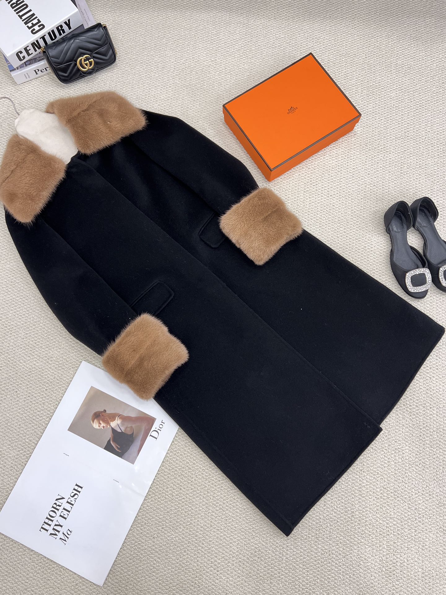 NO:637053,New for 2025, the detachable mink cashmere coat invites you to appreciate the elegant black details. The nobility of the black series is simply unshakable. It is paired with a brown custom-dyed mink fur collar. The mink fur collar on the collar and sleeves is removable. Suitable for various occasions. It can be luxurious or low-key, women's clothing, alexander wang198609092025年度新款 可拆卸水貂羊绒大衣 典雅黑细节邀您鉴赏 黑色系的贵气地位简直无可撼动 搭配褐色系定染水貂毛领 领口袖边水貂毛领均可脱卸 符合各种场合 可奢华可低调,女装,alexander wang,Women's clothing