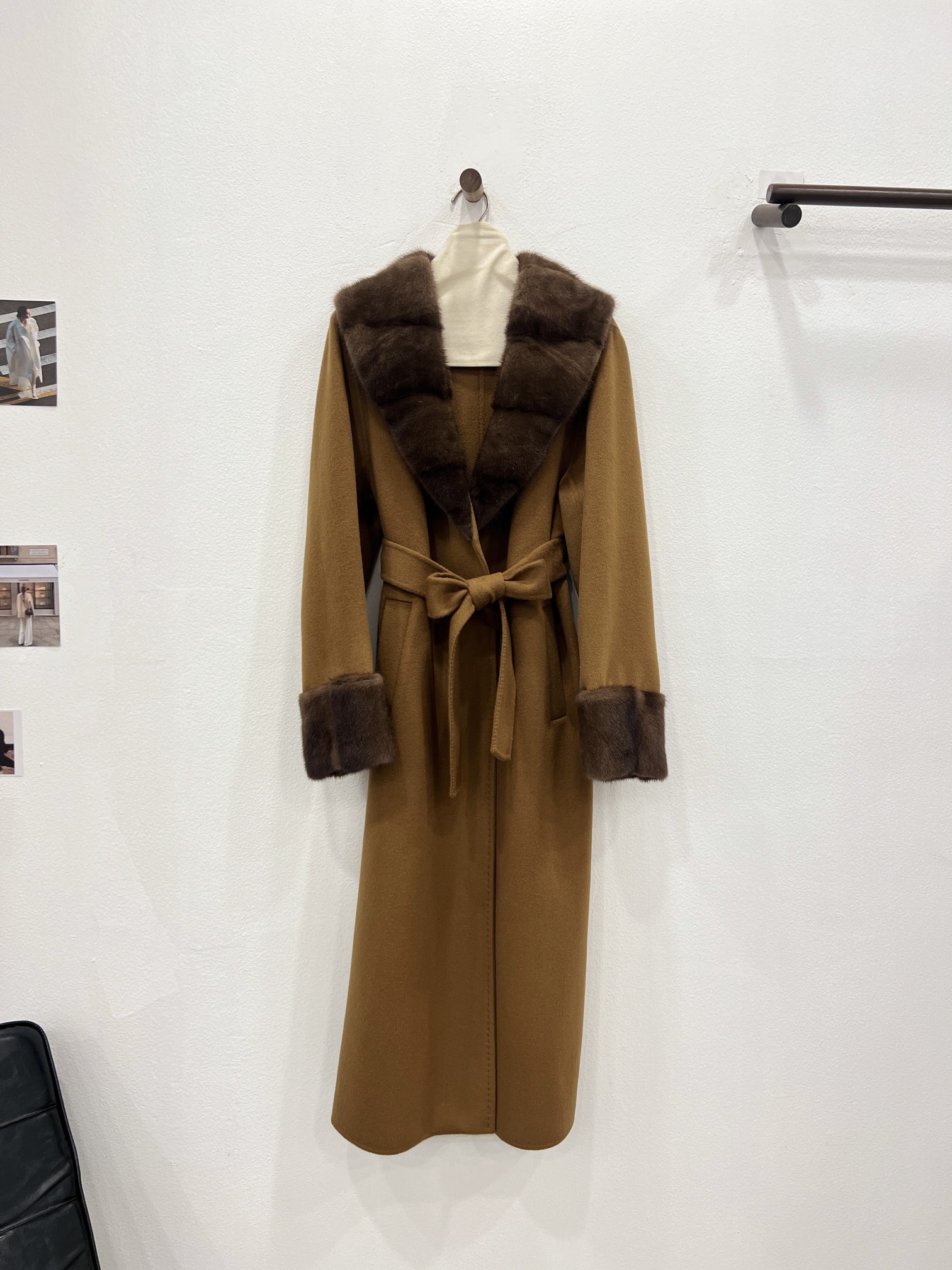 NO:636995,New autumn and winter style high-definition mink fur collar cashmere coat. Camel brown details invite you to appreciate it. It is made of imported cashmere and Australian virgin sheep wool blended fabrics. It feels soft, delicate and skin-friendly. It is paired with an undyed natural rare primary color mink fur collar. The mink lapel design has a sense of visual extension. It comes with a 'face-slimming' filter, which can also modify the neck and body lines. The luxurious horizontal row of imported mink fur collar highlights the noble temperament and also makes the ready-to-wear style richer and more three-dimensional.  Create an elegant and noble female image, women's clothing, alexander wang19860909秋冬新款 高定水貂毛领羊绒大衣 驼棕色细节邀您鉴赏 选用进口开司米山羊绒以及澳洲初剪绵羊毛混纺面料 手感柔软细腻亲肤 搭配未经染色的天然稀有原色水貂毛领 具有视觉延伸感的水貂大翻领设计 自带“瘦脸”滤镜,还能修饰脖颈与身形线条 奢华横排进口整貂毛领袖口彰显尊贵气质 也让成衣造型更丰富更有立体感 打造优雅矜贵的女性形象,女装,alexander wang,Women's clothing