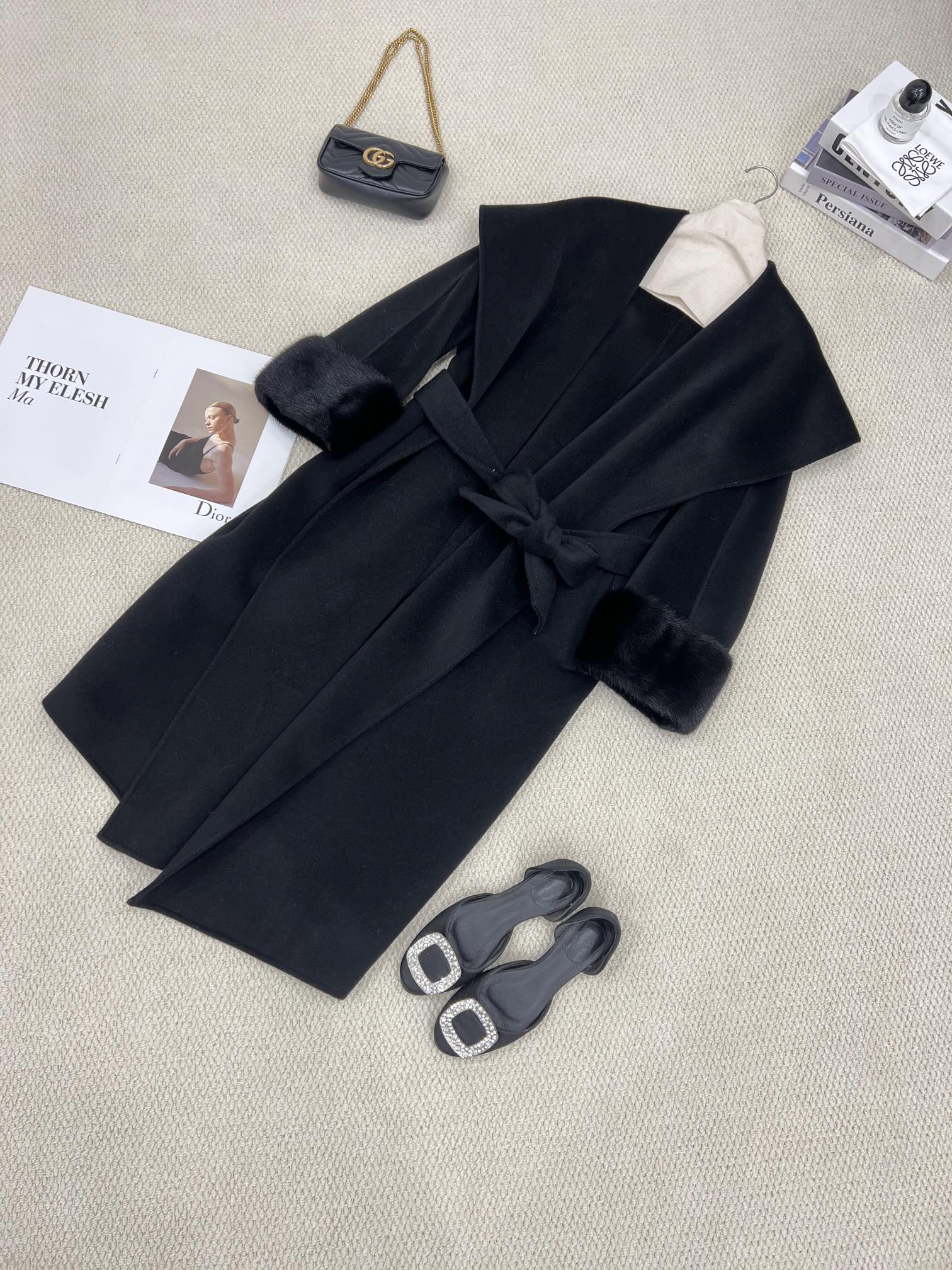 NO:637039,Autumn and winter new style, high-definition sleeve mink fur collar, large lapel bathrobe cashmere coat. Noble black details invite you to appreciate it. Select high-quality Alxa cashmere, known as soft gold, and match it with merino high-weave fine wool imported from Australia. It not only has the broad bones of wool but also takes into account the softness and delicacy of cashmere. The sleeve mink is made of Danish mink. The whole leather is dyed and cut. The hair needles are delicate and smooth to the touch. Women's clothing, gold, alexander wang19860909秋冬新款 高定袖口水貂毛领大翻领浴袍羊绒大衣 高贵黑细节邀您鉴赏 选用被誉为软黄金的阿拉善优质山羊绒 搭配澳洲进口美利奴高织细羊毛 不仅有羊毛的挺阔骨感还兼顾羊绒的软糯细腻 袖口水貂采用的是丹麦水貂 整皮进行染色切割 毛针细腻手感顺滑,女装,gold,alexander wang,Women's clothing