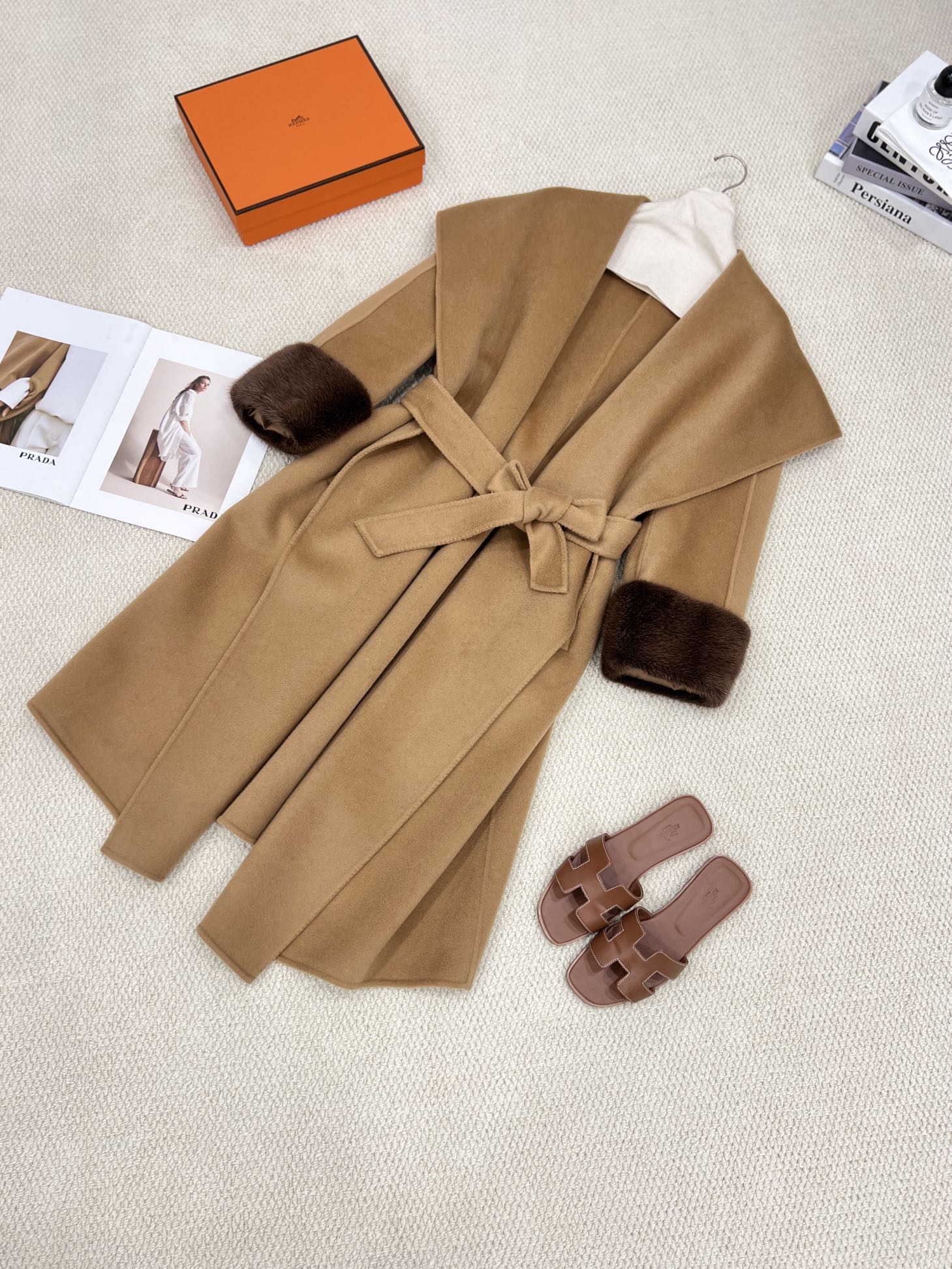 NO:637041,Autumn and winter new style, high-definition sleeve mink fur collar, large lapel bathrobe cashmere coat, you are invited to appreciate the classic camel details. Selected from Alxa high-quality cashmere, known as soft gold, paired with merino high-weave fine wool imported from Australia. It not only has the broad bones of wool, but also takes into account the softness and delicacy of cashmere. The sleeve mink is made of Danish mink. The whole leather is dyed and cut. The hair needles are delicate and smooth to the touch. Women's clothing, gold, alexander wang19860909秋冬新款 高定袖口水貂毛领大翻领浴袍羊绒大衣 经典驼细节邀您鉴赏 选用被誉为软黄金的阿拉善优质山羊绒 搭配澳洲进口美利奴高织细羊毛 不仅有羊毛的挺阔骨感还兼顾羊绒的软糯细腻 袖口水貂采用的是丹麦水貂 整皮进行染色切割 毛针细腻手感顺滑,女装,gold,alexander wang,Women's clothing