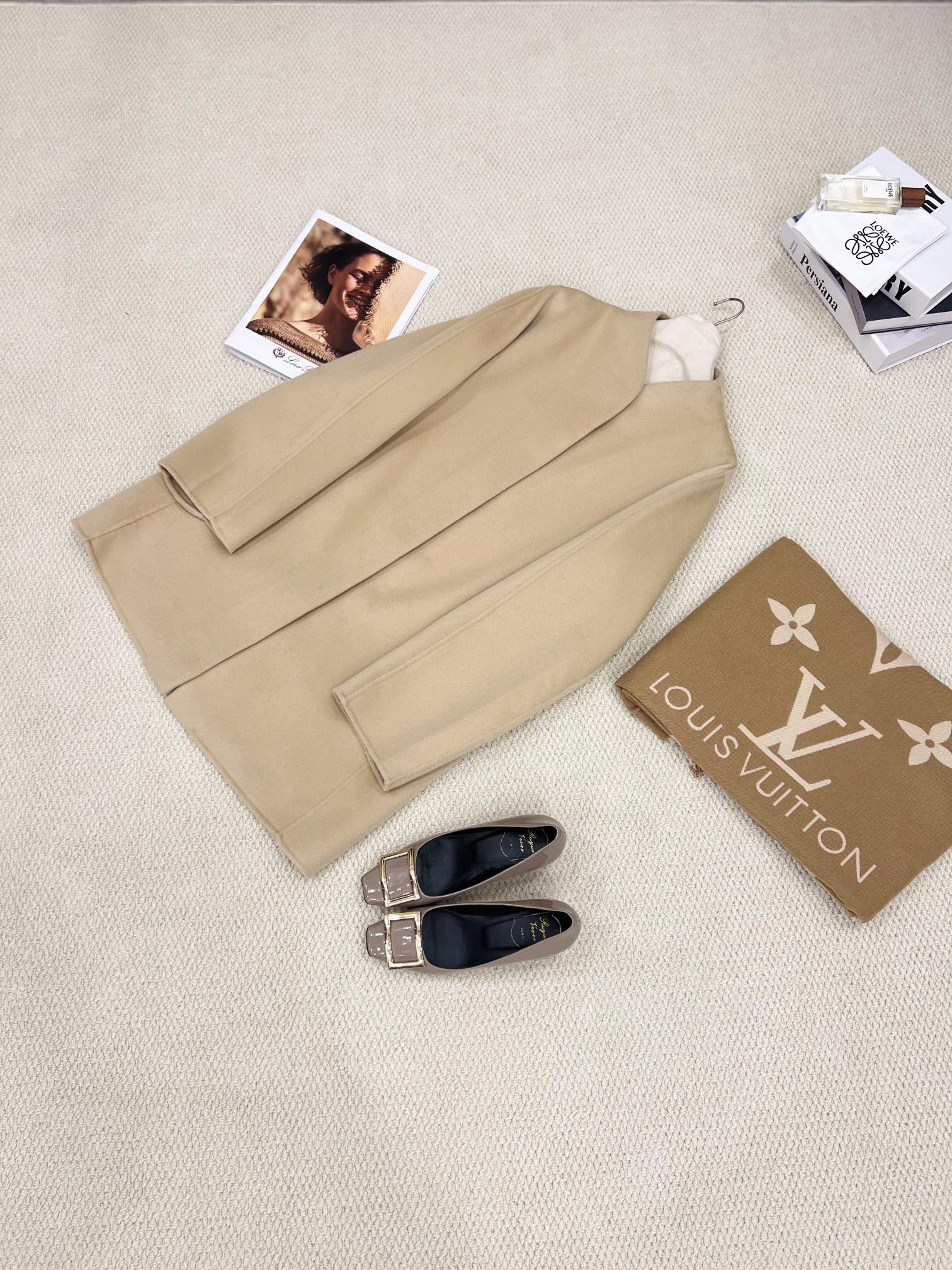 NO:636975,Autumn and winter new styles are online. This year's heavy-weight baby cashmere coat has beige details and invites you to appreciate it. It is on sale simultaneously on the official website. The price is as high as 7W. It is made of Baby cashmere fabric. The texture is unique. It is truly light and warm. The short three-dimensional tailoring design makes the upper body more neat and capable. A low-key, high-end custom coat that shows connotation, women's clothing, alexander wang19860909秋冬新款上线 年重磅小山羊绒大衣 米杏色细节邀您鉴赏 官网同步在售 售价高达7W 选用Baby山羊绒面料 质感绝无仅有 真正的轻盈保暖 短款立体剪裁设计 上身更显利落干练 低调显内涵的一款高级定制大衣,女装,alexander wang,Women's clothing