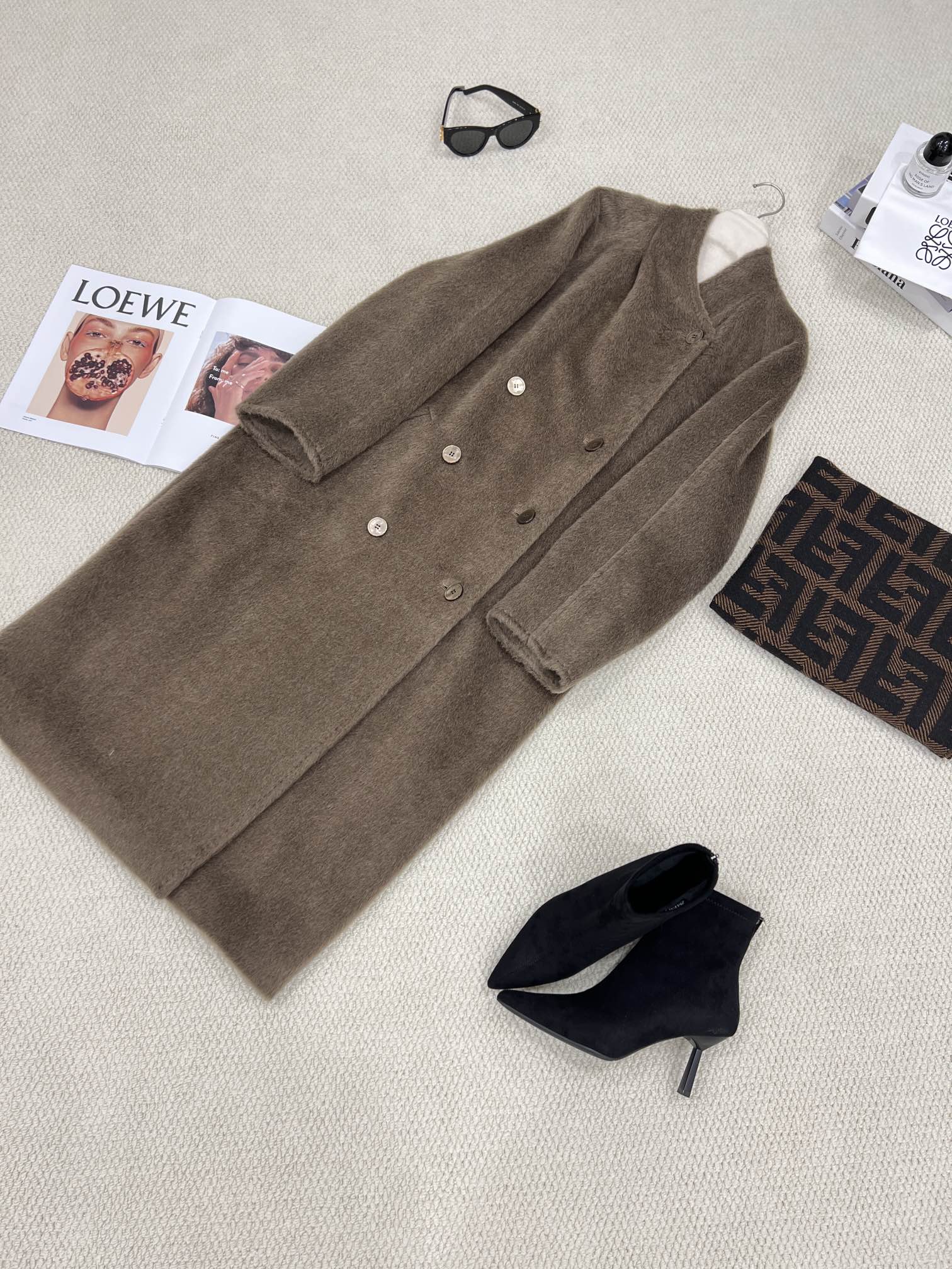 NO:637056,Collector's Edition Antique 001 Suli Coat [Fruit Wood Brown] invites you to appreciate the details. It is made of high-quality alpaca and sheep wool blended fabrics, which is warmer and more comfortable than other fibers. The ready-to-wear made of this fabric is both skinny, light and not easy to deform. A full set of molded custom shell buttons adds a unique sense of sophistication. The color matching stitching runs through the whole body to restore the crisp and muscular feel, Maxmara-Clothing, alexander wang19860909典藏版古董001苏力大衣【果木棕】细节邀您鉴赏 选用优质羊驼毛绵羊毛混纺面料,比其他纤维触感来的更加的温暖舒适,以此而成的的成衣,既有骨感又轻便且不易变形 全套开模定制贝壳纽扣,更显独特精致感 配色压线贯穿全身还原挺括筋骨感,麦丝玛拉-服装,alexander wang,Women's clothing