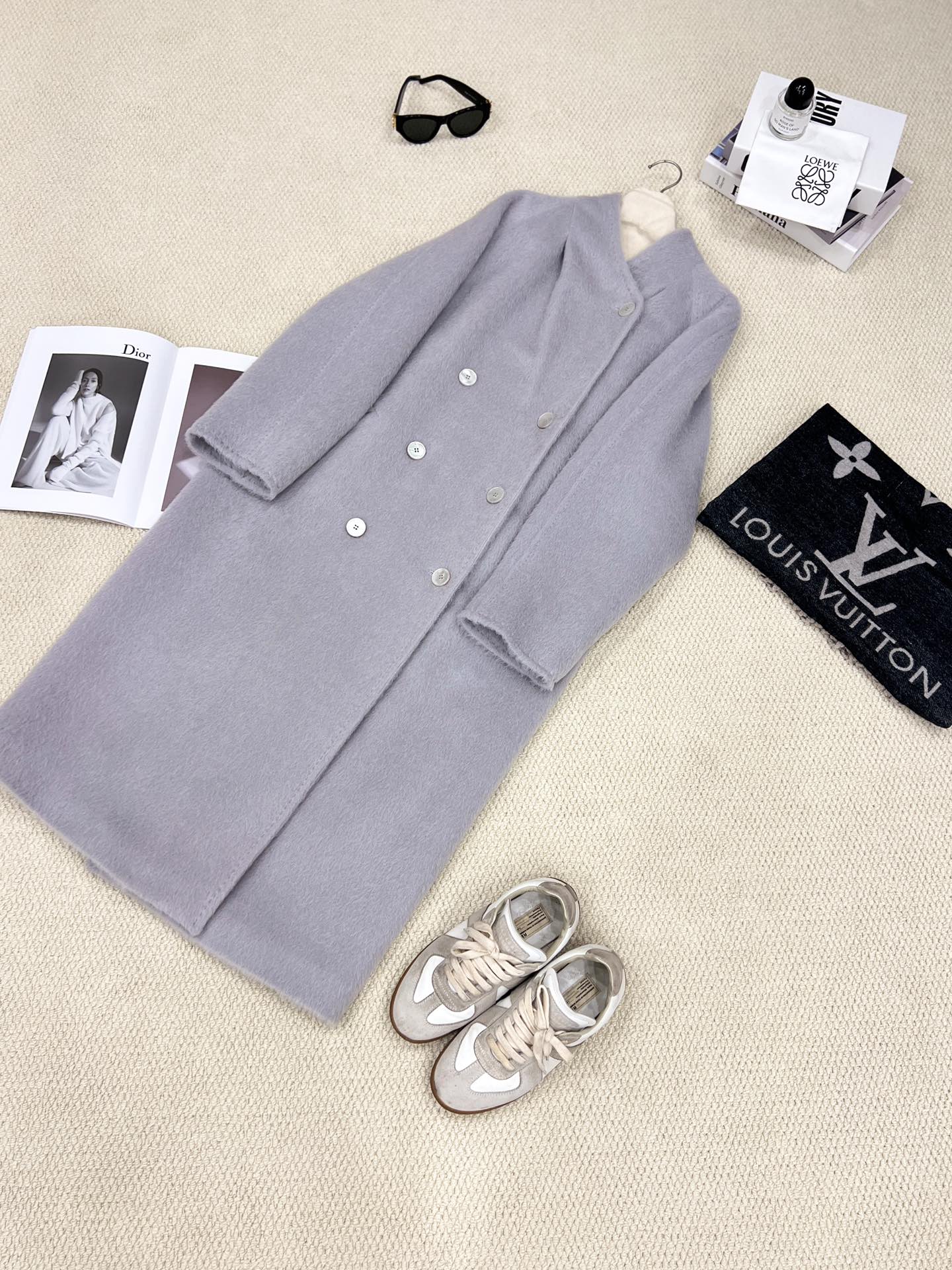 NO:637062,Collector's Edition Antique 001 Suli Coat [Ice Crystal Gray] invites you to appreciate the details. It is made of high-quality alpaca and sheep wool blended fabrics, which is warmer and more comfortable than other fibers. The ready-made garments made of this fabric are skinny, light and not easily deformed. A full set of molded custom shell buttons adds a unique sense of sophistication. The color matching stitching runs through the whole body to restore the crisp and muscular feel, Maxmara-Clothing, alexander wang19860909典藏版古董001苏力大衣【冰晶灰】细节邀您鉴赏 选用优质羊驼毛绵羊毛混纺面料,比其他纤维触感来的更加的温暖舒适,以此而成的的成衣,既有骨感又轻便且不易变形 全套开模定制贝壳纽扣,更显独特精致感 配色压线贯穿全身还原挺括筋骨感,麦丝玛拉-服装,alexander wang,Women's clothing