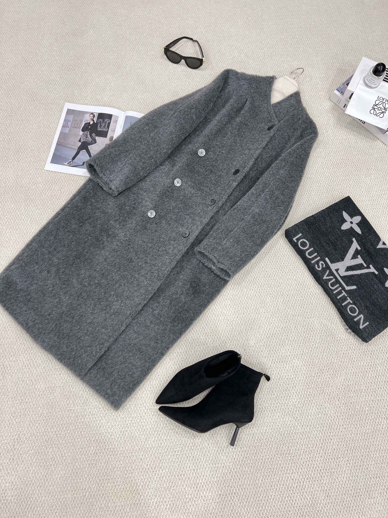 NO:637059,Collector’s Edition Antique 001 Suli Coat [Deep Space Gray] invites you to appreciate the details. It is made of high-quality alpaca and sheep wool blended fabrics, which is warmer and more comfortable than other fibers. The ready-to-wear made of this fabric is both skinny, light and not easy to deform. A full set of molded custom shell buttons adds a unique sense of sophistication. The color matching stitching runs through the whole body to restore the crisp and muscular feel, Maxmara-Clothing, alexander wang19860909典藏版古董001苏力大衣【深空灰】细节邀您鉴赏 选用优质羊驼毛绵羊毛混纺面料,比其他纤维触感来的更加的温暖舒适,以此而成的的成衣,既有骨感又轻便且不易变形 全套开模定制贝壳纽扣,更显独特精致感 配色压线贯穿全身还原挺括筋骨感,麦丝玛拉-服装,alexander wang,Women's clothing