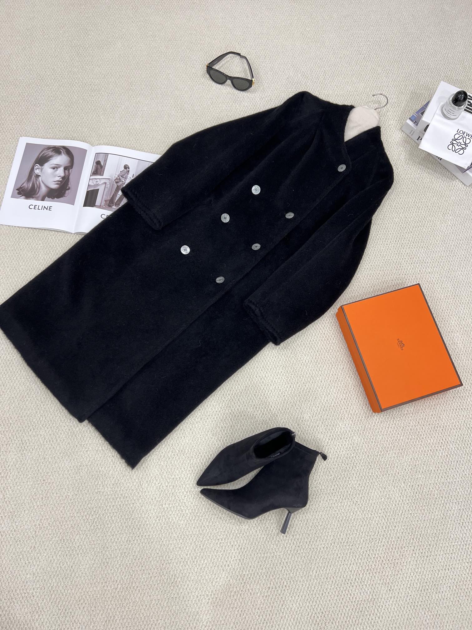 NO:637065,Collector’s Edition Antique 001 Suli Coat [Premium Black] invites you to appreciate the details. It is made of high-quality alpaca and sheep wool blended fabrics, which is warmer and more comfortable than other fibers. The garments made from this are both skinny, light and not easy to deform. A full set of molded custom shell buttons adds a unique sense of sophistication. The color matching stitching runs through the whole body to restore the crisp and muscular feel, Maxmara-Clothing, alexander wang19860909典藏版古董001苏力大衣【高级黑】细节邀您鉴赏 选用优质羊驼毛绵羊毛混纺面料,比其他纤维触感来的更加的温暖舒适,以此而成的的成衣,既有骨感又轻便且不易变形 全套开模定制贝壳纽扣,更显独特精致感 配色压线贯穿全身还原挺括筋骨感,麦丝玛拉-服装,alexander wang,Women's clothing