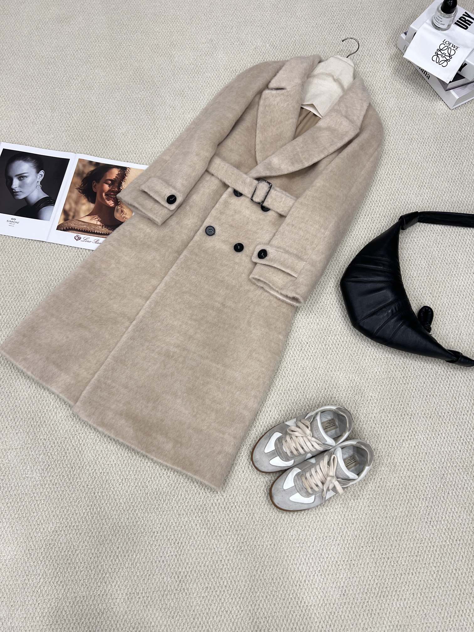 NO:637071,Autumn and winter haute couture ready-to-wear. The windbreaker-style Suli alpaca coat [mixed wheat color] invites you to appreciate the details. It uses the same Suli fabric as the official one, which feels delicate, soft and skin-friendly. The upper body is three-dimensional tailoring design, and the overall lines are smooth to highlight the elegant style. The windbreaker style is full of sophistication in every inch. It can be used for business travel or leisure leisure. Women's clothing, alexander wang19860909秋冬高定成衣 风衣式的苏力羊驼毛大衣【混麦色】细节邀您鉴赏 选用与官方同款苏力面料,手感细腻软糯亲肤 上身立体剪裁设计,整体线条流畅彰显高雅格调 风衣版型,每一寸都写满精致 无论是商务出行还是假日休闲都能十分拿捏到位,女装,alexander wang,Women's clothing