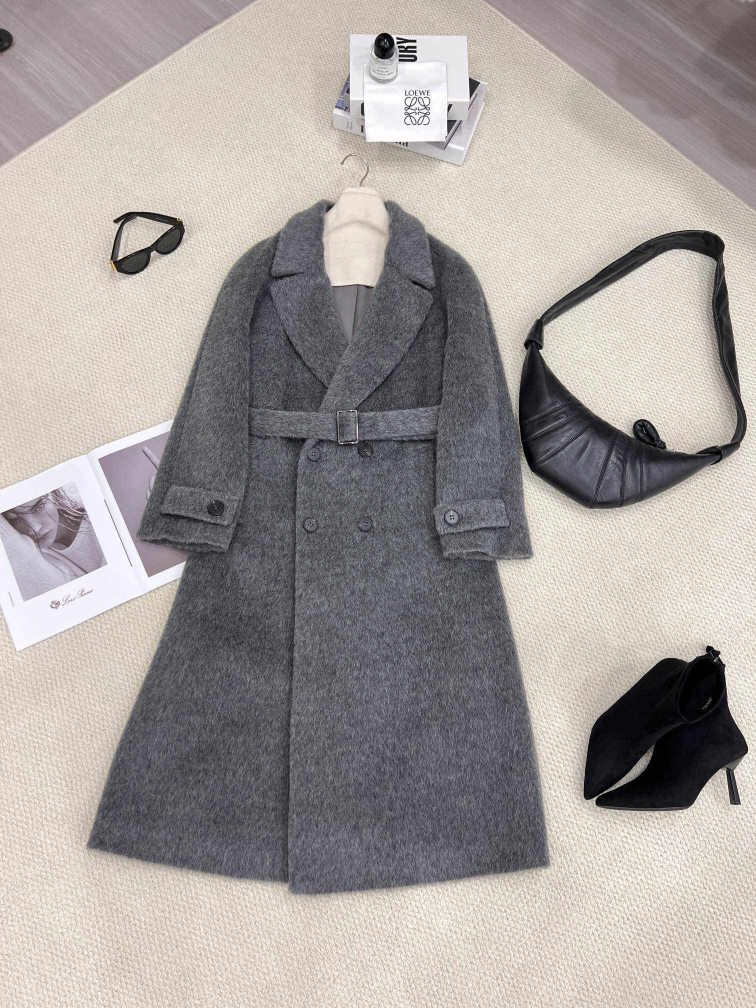 NO:637068,Autumn and winter haute couture ready-to-wear. The windbreaker-style Suli alpaca coat [mixed ash] invites you to appreciate the details. It uses the same Suli fabric as the official one, with a delicate, soft and skin-friendly feel. The upper body is three-dimensional tailoring design, and the overall lines are smooth to highlight the elegant style. The windbreaker style is full of sophistication in every inch. It can be used for business travel or leisure leisure. Women's clothing, alexander wang19860909秋冬高定成衣 风衣式的苏力羊驼毛大衣【混烟灰】细节邀您鉴赏 选用与官方同款苏力面料,手感细腻软糯亲肤 上身立体剪裁设计,整体线条流畅彰显高雅格调 风衣版型,每一寸都写满精致 无论是商务出行还是假日休闲都能十分拿捏到位,女装,alexander wang,Women's clothing