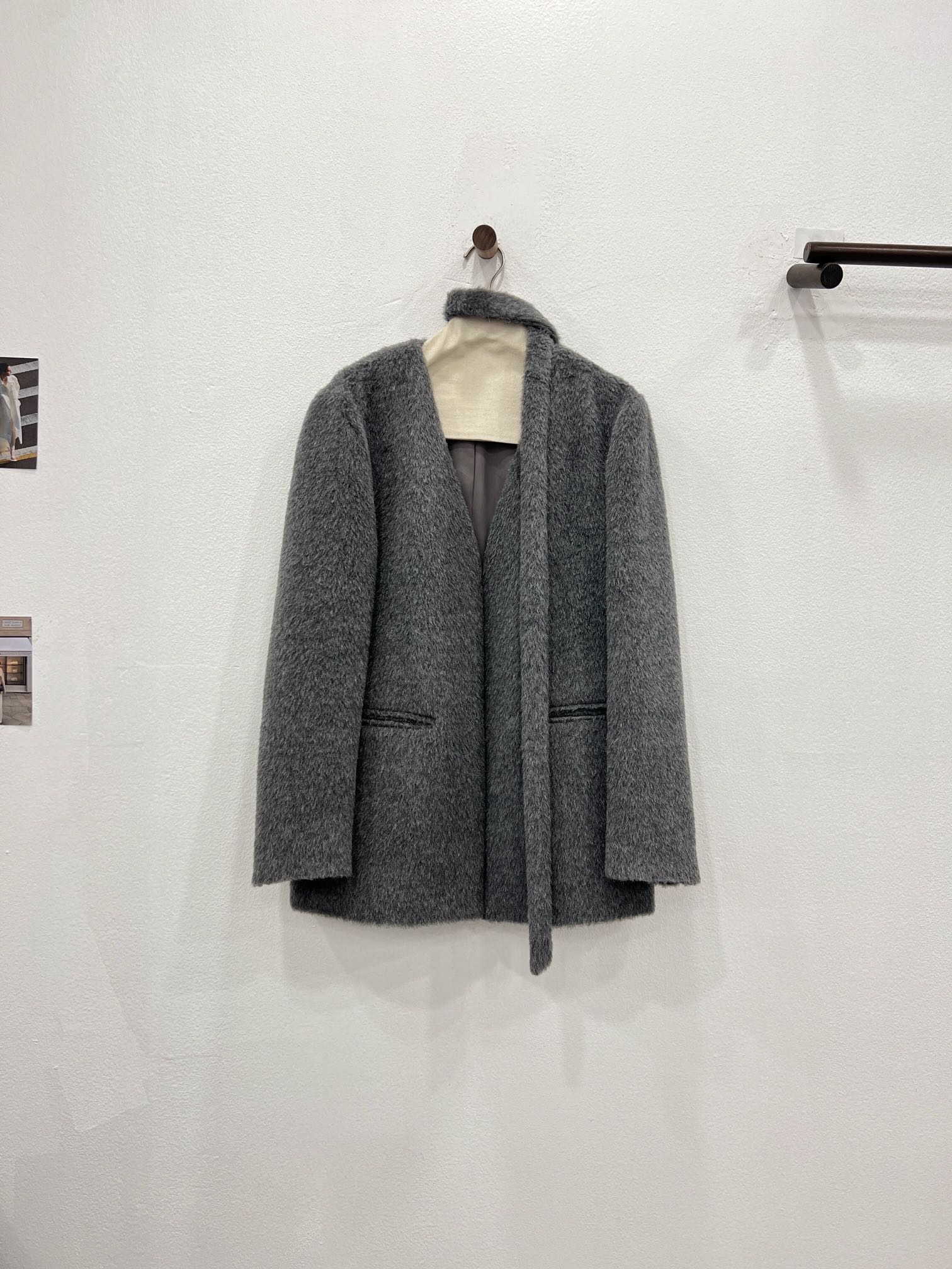 NO:662628,Kimchi's exclusive original design for foreign trade export orders. The dark gray details invite you to appreciate it. The gray color that is indispensable in autumn and winter is easy to wear to create a Korean atmosphere. The minimalist design style is exactly what this complex world needs. It is simple enough to match every piece of clothing in your wardrobe, Maxmara-Clothing,  19860909泡菜国外贸出口订单独家原创设计 深灰色细节邀您鉴赏 秋冬少不了的灰色系极易穿出韩系氛围感 极简设计风格 正是现在这个复杂世界所需要的 它足够简单搭配你衣橱里每一件衣服,麦丝玛拉-服装, ,Women's clothing