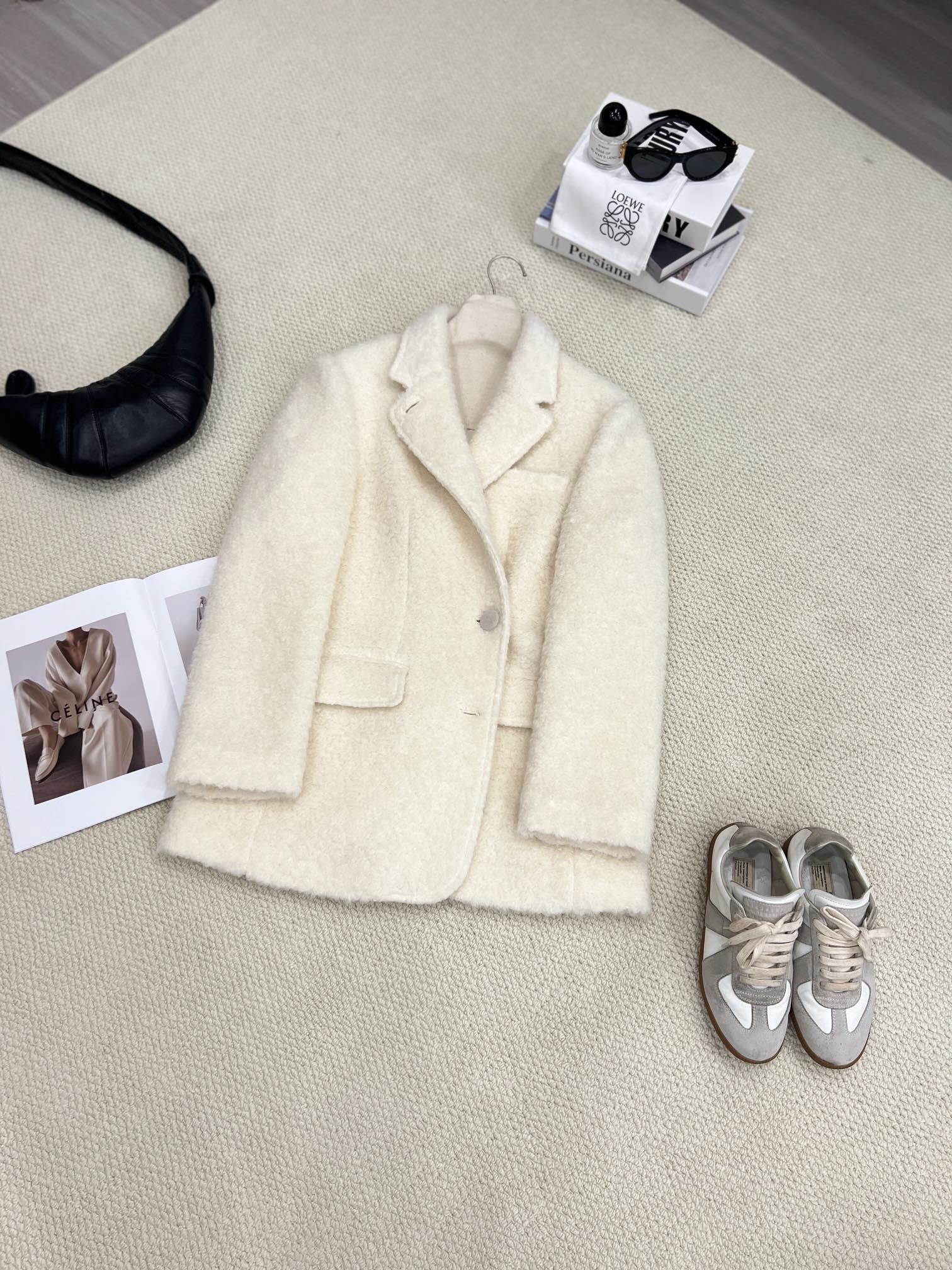 NO:636963,Korean foreign trade export order. Exclusive original design. Albaka Mohair Two-Wear Jacket [Cream White] invites you to appreciate the details. It is made of rare fabrics blended with imported Albaka fabrics and natural mohair. The feel is unique and close to the skin. The fabric shape has been specially adjusted many times to form a unique shape. It is full of layers. The overall lightness does not weigh the body. It has a Korean atmosphere. It shows a low-key texture for daily commuting or casual gatherings. Women's clothing, jackets & coats, alexander wang19860909韩国外贸出口订单 独家原创设计 阿尔巴卡马海毛两穿外套大衣【奶油白】细节邀您鉴赏 选用进口阿尔巴卡面料以及天然马海毛混纺而成的稀缺面料 手感是独一份的贴肤 面料形态更是经过多次特调而成独有形态 层次感十足 整体轻盈不压身 自带韩系氛围感 日常通勤或休闲聚会皆彰显低调质感,女装,jackets & coats,alexander wang,Women's clothing