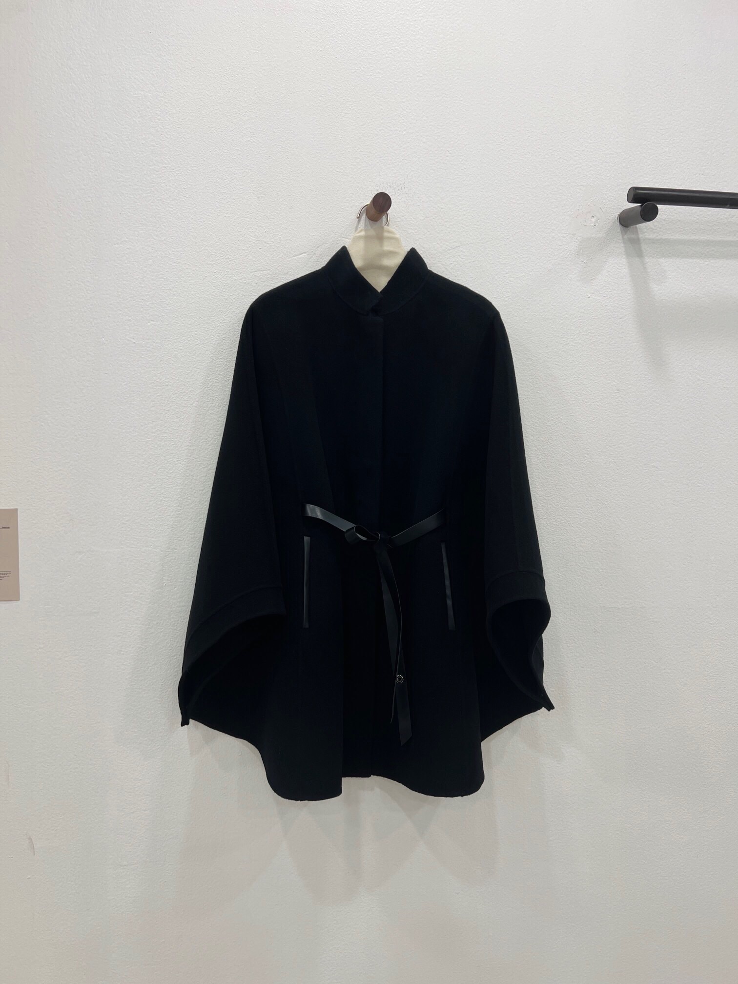 NO:637021,New styles for autumn and winter. Elegant black details invite you to appreciate it. Choose the logo cloak made of Cashmere Double material. Classic cut, long enough to cover the butt ~ Can be worn with a plonge belt to highlight the curves of the waist. It can also be worn open, showing softer and more elegant lines, which looks elegant and versatile. Women's clothing, alexander wang19860909秋冬新款上新 典雅黑细节邀您鉴赏 选用Cashmere Double 材质的标志披风 经典剪裁,衣长遮臀～ 可系plonge 腰带穿着,以突显腰身曲线美 亦可敞开穿着,呈现出更加柔和飘逸的线条,显得优雅且百搭,女装,alexander wang,Women's clothing