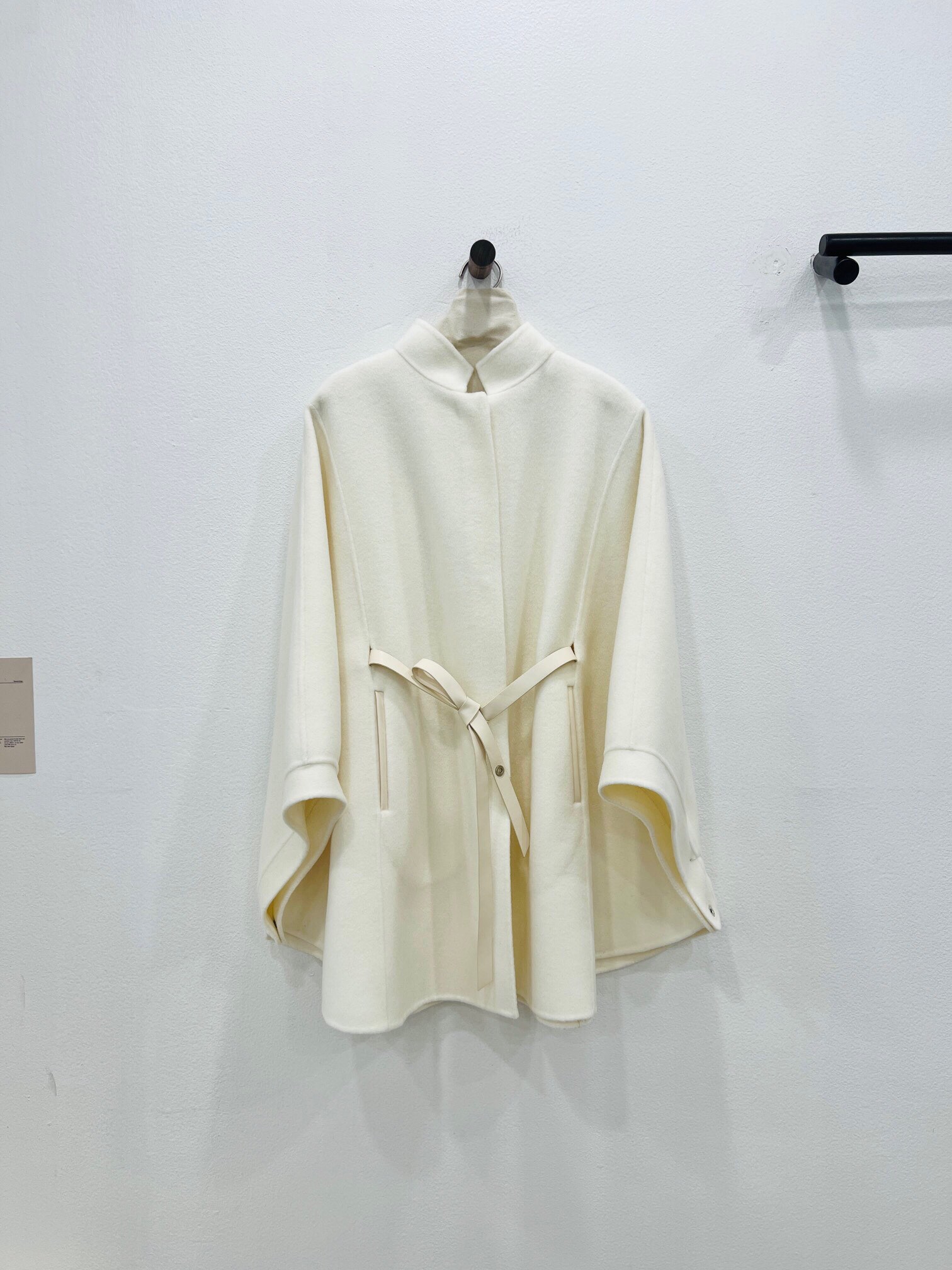 NO:637024,New autumn and winter new styles, milkshake white details invite you to appreciate them. Choose the logo cloak made of Cashmere Double material. Classic cut, long enough to cover the butt ~ Can be worn with a plonge belt to highlight the curves of the waist. It can also be worn open, showing softer and more elegant lines, which looks elegant and versatile. Women's clothing, alexander wang19860909秋冬新款上新 奶昔白细节邀您鉴赏 选用Cashmere Double 材质的标志披风 经典剪裁,衣长遮臀～ 可系plonge 腰带穿着,以突显腰身曲线美 亦可敞开穿着,呈现出更加柔和飘逸的线条,显得优雅且百搭,女装,alexander wang,Women's clothing