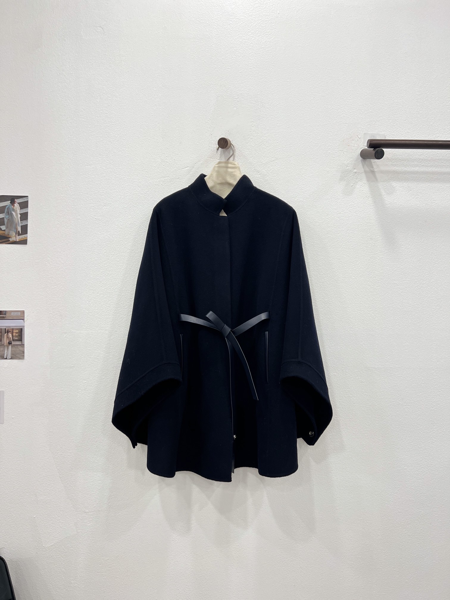 NO:637015,New autumn and winter new styles. Crown blue details invite you to appreciate them. Choose the logo cloak made of Cashmere Double material. Classic cut, long enough to cover the buttocks~ Can be worn with a plonge belt to highlight the curves of the waist. It can also be worn open, showing softer and more elegant lines, which looks elegant and versatile. Women's clothing, alexander wang19860909秋冬新款上新 皇冠蓝细节邀您鉴赏 选用Cashmere Double 材质的标志披风 经典剪裁,衣长遮臀～ 可系plonge 腰带穿着,以突显腰身曲线美 亦可敞开穿着,呈现出更加柔和飘逸的线条,显得优雅且百搭,女装,alexander wang,Women's clothing