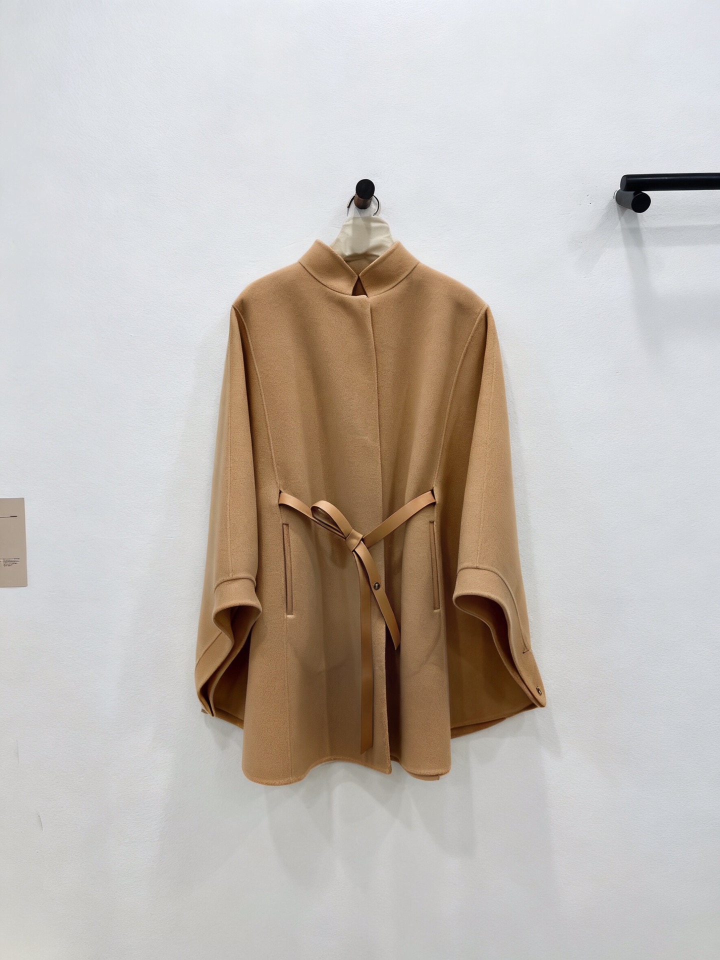 NO:637018,New autumn and winter new styles. You are invited to appreciate the earthy camel details. Choose the logo cloak made of Cashmere Double material. Classic cut, long enough to cover the butt ~ Can be worn with a plonge belt to highlight the curves of the waist. It can also be worn open, showing softer and more elegant lines, which looks elegant and versatile. Women's clothing, alexander wang19860909秋冬新款上新 地驼色细节邀您鉴赏 选用Cashmere Double 材质的标志披风 经典剪裁,衣长遮臀～ 可系plonge 腰带穿着,以突显腰身曲线美 亦可敞开穿着,呈现出更加柔和飘逸的线条,显得优雅且百搭,女装,alexander wang,Women's clothing