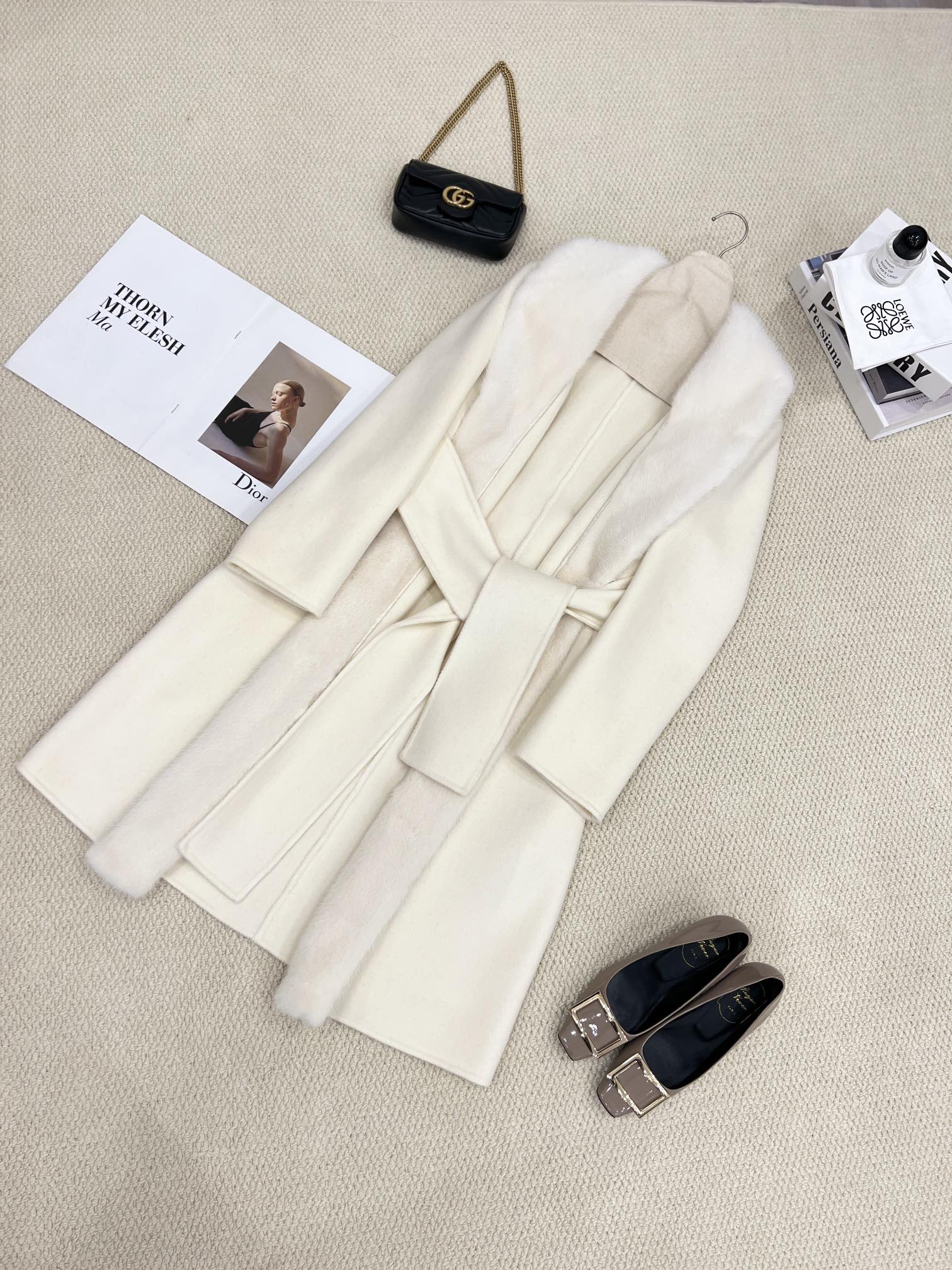 NO:637033,The new autumn and winter mink cashmere coat [Misty White] invites you to appreciate the details. LP's unique three-dimensional upper body tailoring can better highlight your personal figure. The imported mink is connected from the neck to the placket, with a dense and full velvet feel. The mid-length design that goes over the hips but below the knees makes it more elegant when walking. The entire coat is made of the highest quality Alxa cashmere and imported Australian sheep wool blended fabrics, which are soft and comfortable to the touch, with its own shiny luster. Women's clothing, loro  piana,alexander wang19860909秋冬新款水貂羊绒大衣【雾光白】细节邀您鉴赏 LP独有的立体上身剪裁,能更好的突出个人身形 从脖颈处连贯到门襟的进口水貂,绵密绒感饱满 过臀不过膝的中长款设计,行走之间显得更为优雅 整身大衣选用最为优质的阿拉善羊绒以及进口澳洲绵羊毛混纺面料,手感柔软舒适,自有莹润光泽感,女装,loro piana,alexander wang,Women's clothing