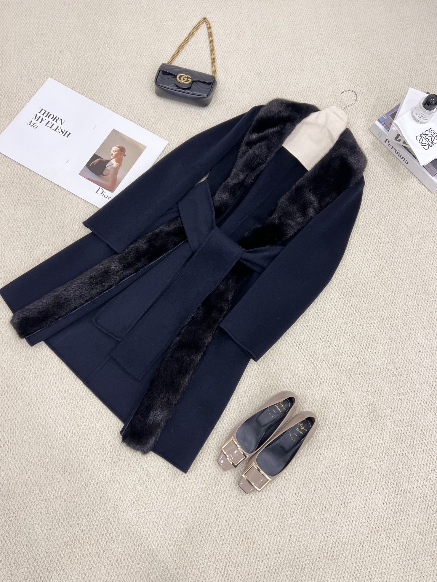 NO:637034,The new autumn and winter mink cashmere coat [sapphire blue] invites you to appreciate the details. LP's unique three-dimensional upper body tailoring can better highlight your personal figure. The imported mink is continuous from the neck to the placket, with a dense and full velvet feel. The mid-length design that goes over the hips but below the knees makes it more elegant when walking. The entire coat is made of the highest quality Alxa cashmere and imported Australian sheep wool blended fabrics, which are soft and comfortable to the touch, with its own shiny luster. Women's clothing, loro  piana,alexander wang19860909秋冬新款水貂羊绒大衣【宝石蓝】细节邀您鉴赏 LP独有的立体上身剪裁,能更好的突出个人身形 从脖颈处连贯到门襟的进口水貂,绵密绒感饱满 过臀不过膝的中长款设计,行走之间显得更为优雅 整身大衣选用最为优质的阿拉善羊绒以及进口澳洲绵羊毛混纺面料,手感柔软舒适,自有莹润光泽感,女装,loro piana,alexander wang,Women's clothing