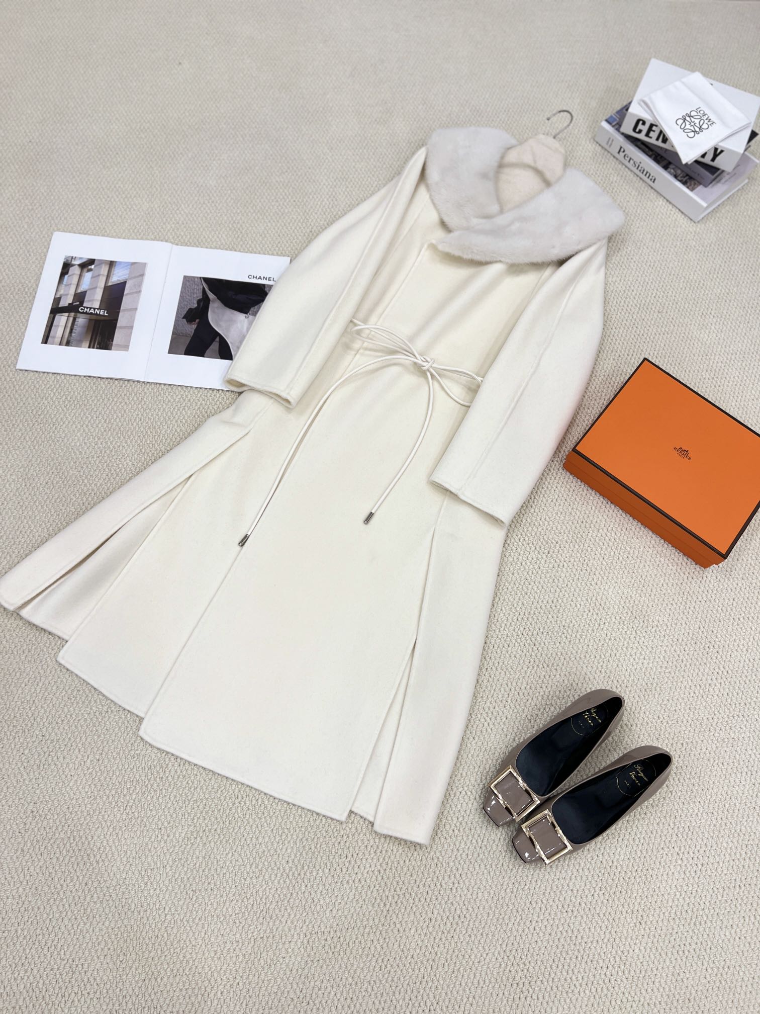 NO:637040,Autumn and winter new supreme velvet series. Long collared mink cashmere coat [Moonlight White] invites you to appreciate the details. Long three-dimensional tailoring design, overall clean and neat. Paired with lambskin leather rope, full of sophistication. Collared with imported mink, the velvet feel is dense and full. Made of Alxa high-quality cashmere and imported Australian sheep wool blended fabric. It feels delicate and soft, with its own luster. Women's clothing, sheepskin, alexander wang19860909秋冬新款至尊臻绒系列 长款围领水貂羊绒大衣【月光白】细节邀您鉴赏 长款立体剪裁设计,整体干净俐落 配上小羊皮皮绳,尽显精致 围领一圈进口水貂,绒感绵密饱满 选用阿拉善优质羊绒与进口澳洲绵羊毛混纺面料 手感细腻柔软,自有光泽,女装,sheepskin,alexander wang,Women's clothing