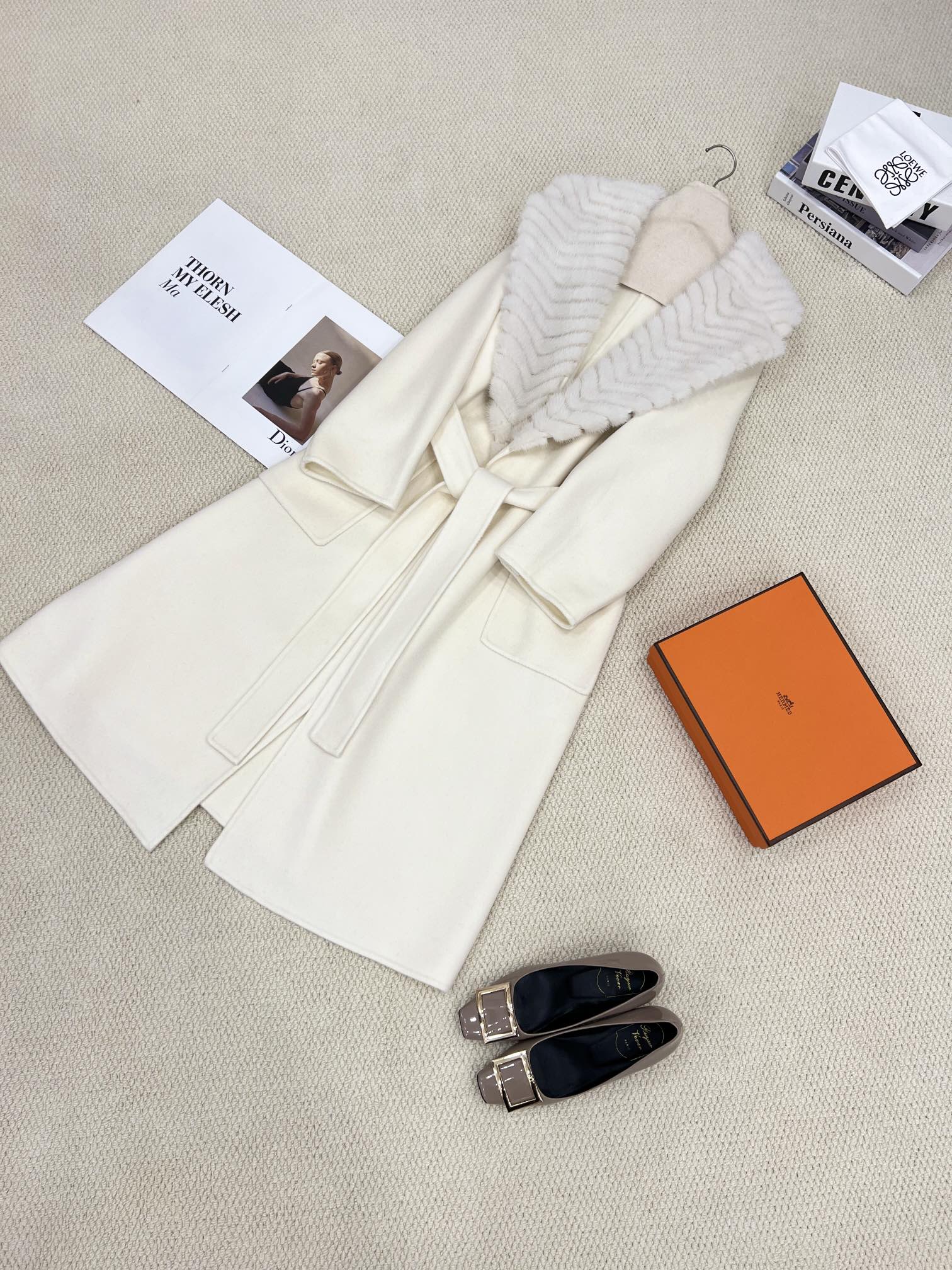 NO:637042,Autumn and winter new supreme velvet series Lapel herringbone mink cashmere coat [Glaze Snow White] invites you to appreciate the details. Long three-dimensional tailoring design, overall clean and neat. Imported mink is used for the neckline to perform extremely complicated herringbone pattern craftsmanship, which is full of shape and dense and full of velvet. Made of Alxa high-quality cashmere and imported Australian sheep wool blended fabrics. It feels delicate and soft, with its own luster, women's clothing, alexander wang19860909秋冬新款至尊臻绒系列 翻领人字穿刀纹水貂羊绒大衣【釉雪白】细节邀您鉴赏 长款立体剪裁设计,整体干净俐落 领口选用进口水貂进行极为复杂繁琐的人字穿刀纹工艺,造型感十足且绒感绵密饱满 选用阿拉善优质羊绒与进口澳洲绵羊毛混纺面料 手感细腻柔软,自有光泽,女装,alexander wang,Women's clothing