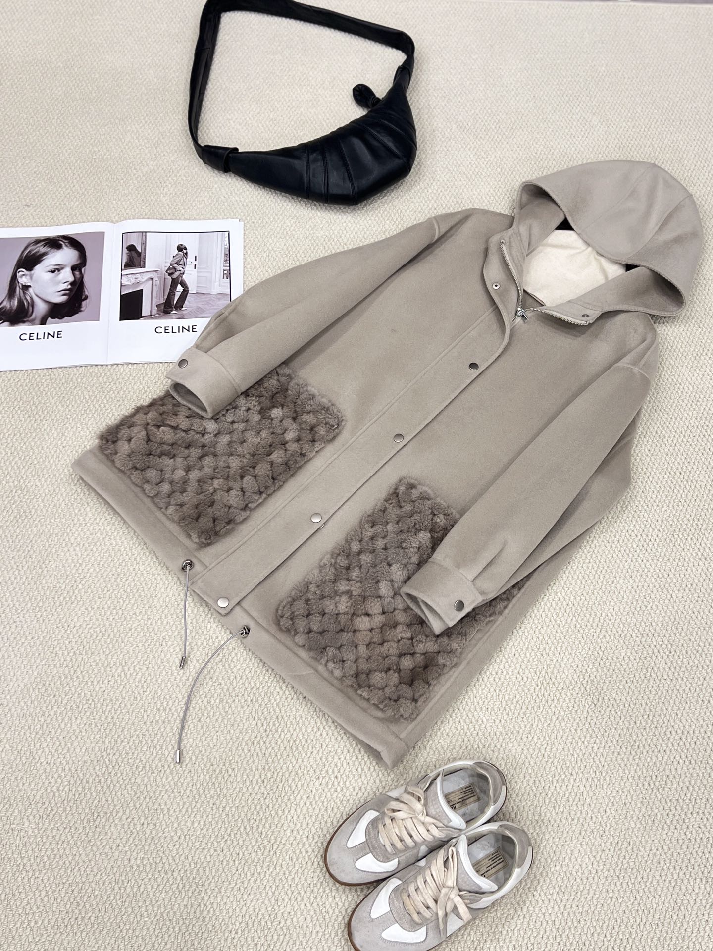 NO:637044,The new autumn and winter hooded mink pocket cashmere coat [elegant gray] invites you to appreciate the details. A full set of molded custom hardware, visible texture. LP's unique three-dimensional upper body tailoring, the large hooded style is more agile. The pocket mink is made of imported silver-blue primary color mink, with a dense and full velvet feel. The coat is made of the highest quality Alxa cashmere and imported Australian sheep wool blended fabrics, which are soft and comfortable to the touch. Women's clothing, loro piana, hats, alexander  wang19860909秋冬新款 连帽水貂口袋羊绒大衣【雅致灰】细节邀您鉴赏 全套开模定制五金,看得见的质感 LP独有的立体上身剪裁,大大的连帽风格更显灵动 口袋水貂选用进口银蓝原色水貂,绒感绵密饱满 大衣选用最为优质的阿拉善羊绒以及进口澳洲绵羊毛混纺面料,手感柔软舒适,女装,loro piana,hats,alexander wang,Women's clothing