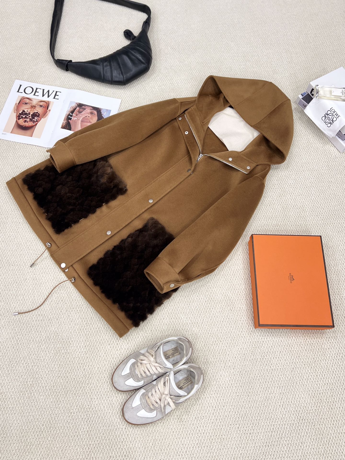 NO:637046,The new autumn and winter hooded mink pocket cashmere coat [Camel Brown] invites you to appreciate the details. A full set of molded custom hardware, visible texture. LP's unique three-dimensional upper body tailoring, the large hooded style is more agile. The pocket mink is made of imported primary color mink, with a dense and full velvet feel. The coat is made of the highest quality Alxa cashmere and imported Australian sheep wool blended fabrics, which are soft and comfortable to the touch. Women's clothing, loro piana, hats,  19860909秋冬新款 连帽水貂口袋羊绒大衣【驼棕色】细节邀您鉴赏 全套开模定制五金,看得见的质感 LP独有的立体上身剪裁,大大的连帽风格更显灵动 口袋水貂选用进口原色水貂,绒感绵密饱满 大衣选用最为优质的阿拉善羊绒以及进口澳洲绵羊毛混纺面料,手感柔软舒适,女装,loro piana,hats, ,Women's clothing