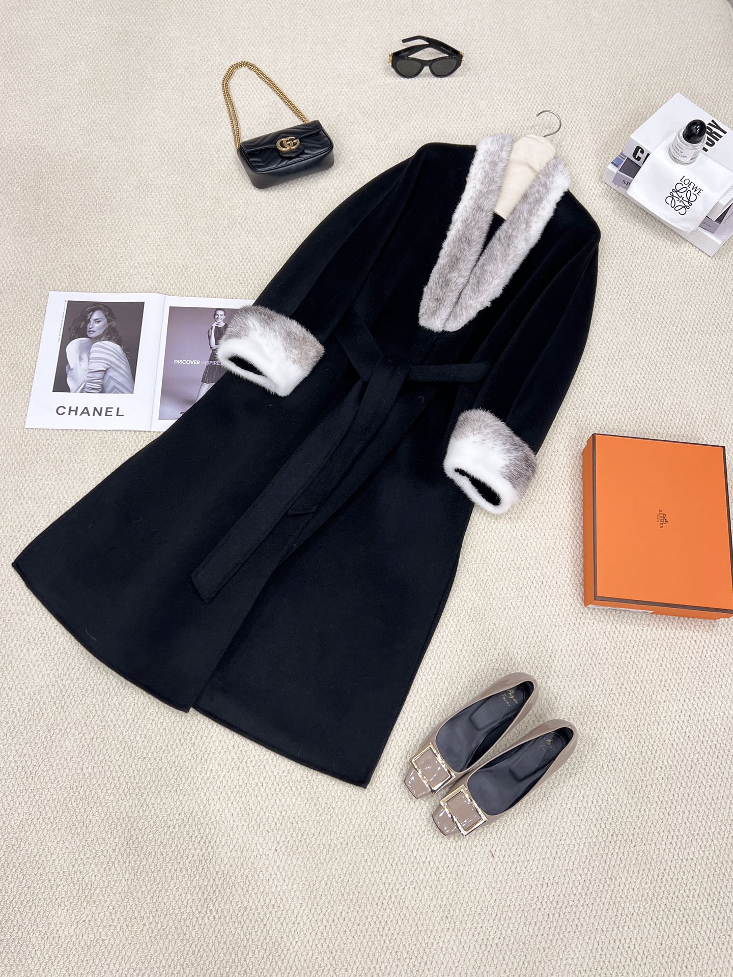 NO:637048,New autumn and winter large V-neck mink nightgown style cashmere coat [jet black] invites you to appreciate the details. LP's unique three-dimensional upper body tailoring, the bathrobe design is more lazy and noble. The deep V-neck design elongates the neck line and highlights the swan neck. The mink is made of imported cross mink female mink, with a dense and full velvet feel. The coat is made of the highest quality Alxa cashmere and imported Australian sheep wool blended fabrics, which are soft and comfortable to the touch. Women's clothing, loro piana, alexander  wang19860909秋冬新款 大V领水貂睡袍式羊绒大衣【墨黑色】细节邀您鉴赏 LP独有的立体上身剪裁,浴袍设计更显慵懒贵气感 深V领的设计拉长脖颈线条,凸显天鹅颈 水貂选用进口十字貂母貂皮,绒感绵密饱满 大衣选用最为优质的阿拉善羊绒以及进口澳洲绵羊毛混纺面料,手感柔软舒适,女装,loro piana,alexander wang,Women's clothing