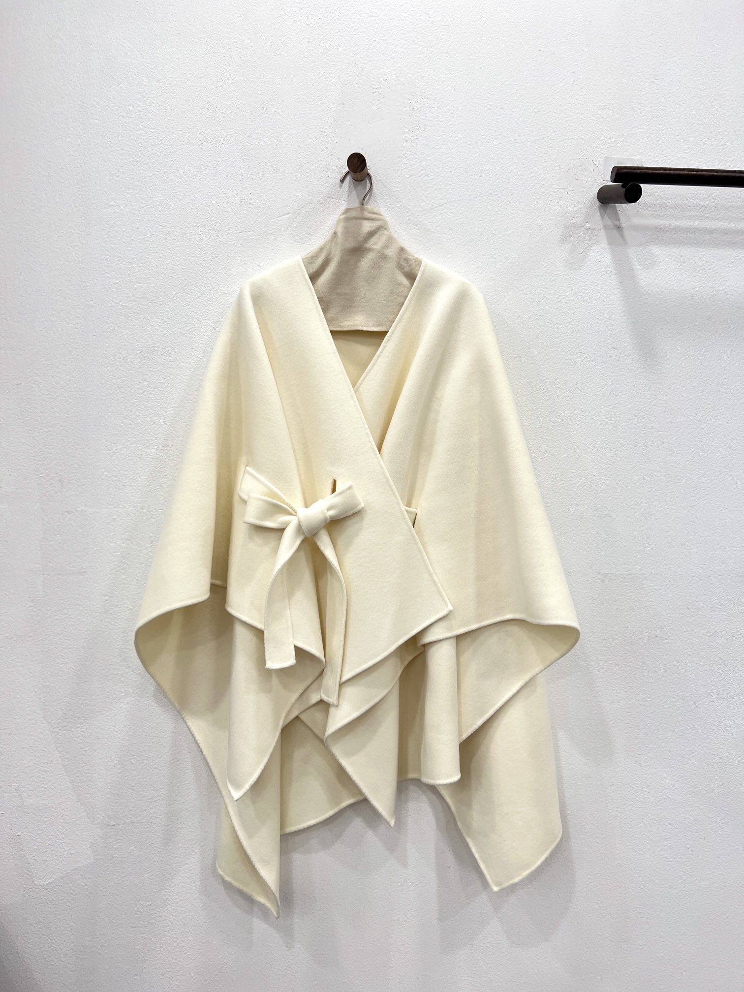 NO:636967,The new autumn and winter cape coats are new [cream white] and you are invited to appreciate the details. It is made of high-count and high-density sheep wool fabric. The deconstructed splicing cape design is not flattering on the figure. The loose bat sleeve design has a casual drape effect. The warmth is infused with a unique design style, Maxmara-Clothing,  19860909秋冬新款斗篷大衣上新【奶油白】细节邀您鉴赏 选用高支高密绵羊毛面料 解构拼接斗篷设计感,不挑身材 宽松的蝙蝠袖设计,随性的垂坠效果 温暖中注入独有的设计格调,麦丝玛拉-服装, ,Women's clothing