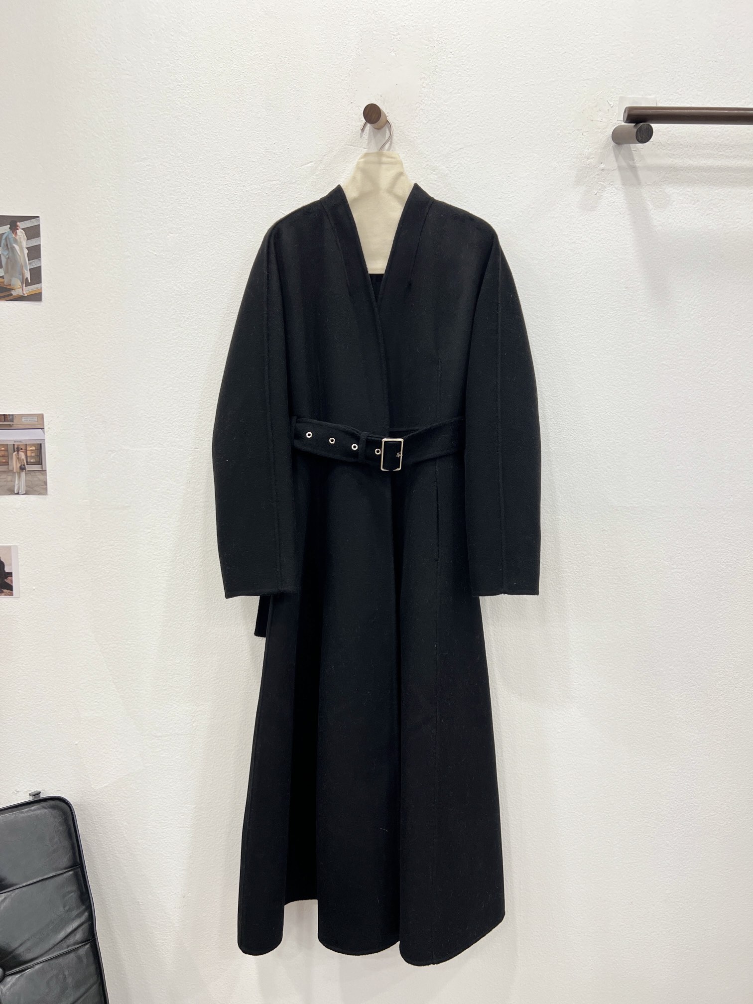 NO:636970,New cashmere coats for autumn and winter are available simultaneously on the official website. [Piano Black] invites you to appreciate the details. The overall design is like a dreamlike elegant dress and coat. The large skirt is nearly 2 meters wide. It does not contain a trace of cutting corners, so it can have such an elegant large skirt as the original. The upper body is elegant and intellectual. It is made of cashmere fabric and high-woven sheep wool blended fabric. It feels smooth, delicate and soft, as gentle as baby skin, Dior - clothing, dior, skirts, alexander wang19860909秋冬新款羊绒大衣上新 官网同步发售【钢琴黑】细节邀您鉴赏 整体设计如梦幻般的优雅连衣裙摆大衣 将近2米宽幅的大裙摆 不含一丝偷工减料 才会有原版如此的优雅大裙摆 上身即显优雅知性感 选用山羊绒面料与高织绵羊毛混纺面料 手感顺滑细腻柔软 如婴儿肌肤般轻柔,迪奥-服装,dior,skirts,alexander wang,Women's clothing