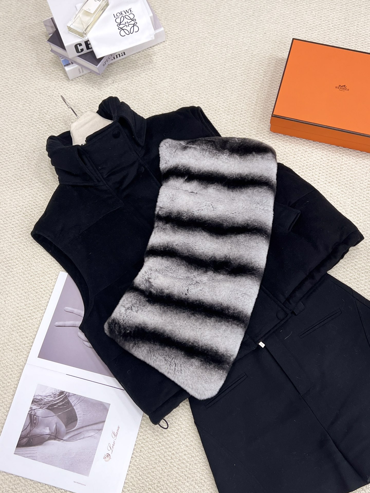 NO:637080,The new goose down vest for autumn and winter is on sale at the same time on the official website. [Cool Black] invites you to appreciate the details. Classic stand-up collar design, more windproof and warm when worn in winter. Made of the same wool blended fabric material as the original. Detachable imported rex rabbit as big as a shawl. Imitation chinchilla dyed fur collar adds a sense of luxury. Easily wear old money temperament, women's clothing, shawls, alexander wang19860909秋冬新款鹅绒马甲上新 官网同步在售【酷炫黑】细节邀您鉴赏 经典立领设计,冬日搭配更避风保暖 选用与原版一致的羊毛混纺面料材质 可拆卸的与披肩大的进口獭兔 仿龙猫染色毛领 更添奢美感 轻松穿出老钱气质,女装,shawls,alexander wang,Women's clothing