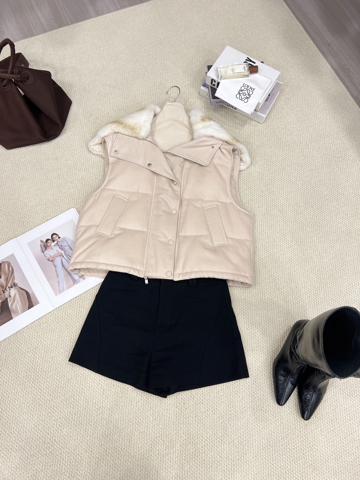 NO:637083,The new goose down vest for autumn and winter is available. The official website is selling at the same time [apricot pink]. You are invited to appreciate the details. Classic stand-up collar design, which is more windproof and warm when worn in winter. A full set of molded custom hardware zipper accessories, the texture is undeniable. The wool blended fabric material is consistent with the original version. The removable imported rex rabbit is as big as the shawl. The imitation chinchilla dyed fur collar adds a sense of luxury. Easily wear old money temperament, women's clothing, shawls, alexander wang19860909秋冬新款鹅绒马甲上新 官网同步在售【杏粉色】细节邀您鉴赏 经典立领设计,冬日搭配更避风保暖 全套开模定制五金拉链配件,质感没得说 选用与原版一致的羊毛混纺面料材质 可拆卸的与披肩大的进口獭兔 仿龙猫染色毛领 更添奢美感 轻松穿出老钱气质,女装,shawls,alexander wang,Women's clothing