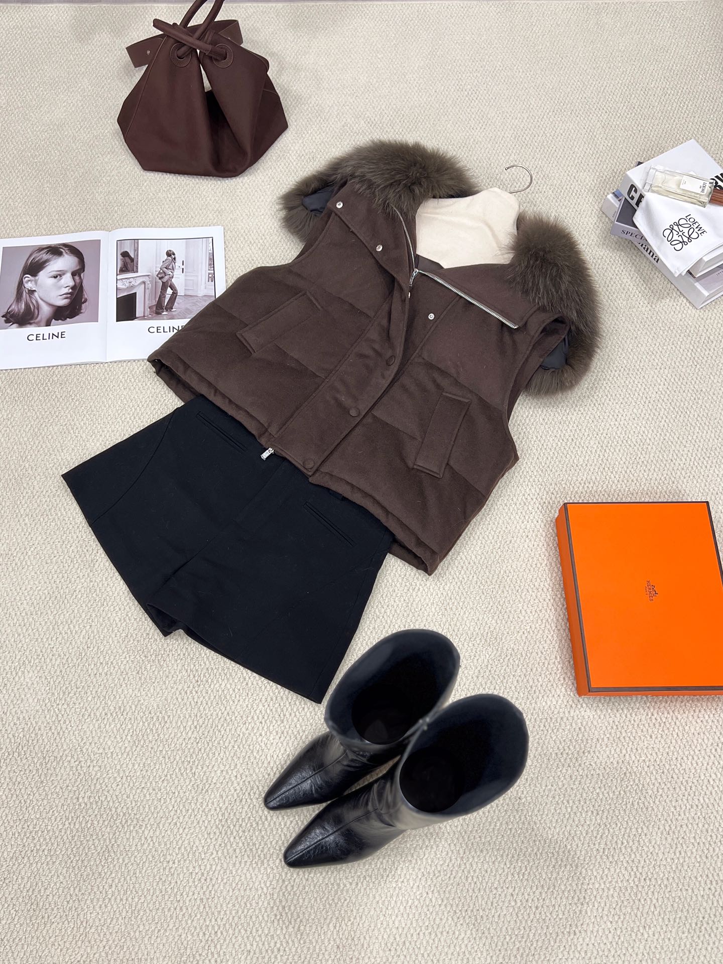 NO:637084,The new autumn and winter goose down vests are available. The official website is on sale at the same time. [Coffee Green] Details invite you to appreciate the classic stand-up collar design, which is more windproof and warm when worn in winter. A full set of molded and customized hardware zipper accessories, the texture is unparalleled. The wool blended fabric material is consistent with the original version. The removable imported fox fur that is as big as the shawl is fixed and dyed. The fur is elegant and fluttering. It is full of dynamics. It is easy to wear old money temperament, women's clothing, shawls, alexander wang19860909秋冬新款鹅绒马甲上新 官网同步在售【咖绿色】细节邀您鉴赏 经典立领设计,冬日搭配更避风保暖 全套开模定制五金拉链配件,质感没得说 选用与原版一致的羊毛混纺面料材质 可拆卸的与披肩大的进口狐狸毛定色定染 毛毛灵逸飘动 动感十足 轻松穿出老钱气质,女装,shawls,alexander wang,Women's clothing