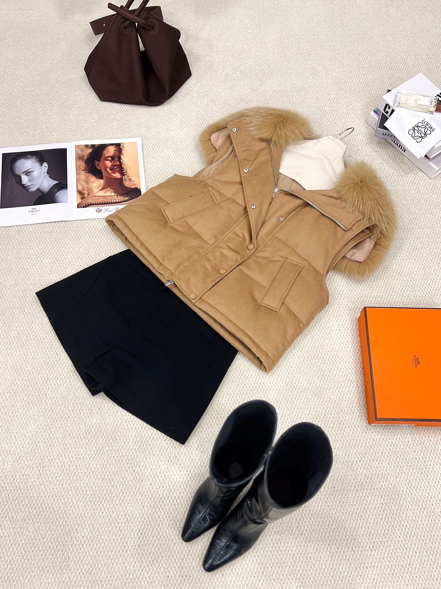 NO:637086,The new goose down vest for autumn and winter is available. The official website is simultaneously selling [Classic Camel]. You are invited to appreciate the details. Classic stand-up collar design, which is more windproof and warm when worn in winter. A full set of molded custom hardware zipper accessories, the texture is undeniable. The wool blended fabric material is consistent with the original version. The removable imported fox fur that is as big as the shawl is fixed and dyed. The fur is elegant and fluttering. It is full of dynamics. It is easy to wear old money temperament, women's clothing, shawls, alexander wang19860909秋冬新款鹅绒马甲上新 官网同步在售【经典驼】细节邀您鉴赏 经典立领设计,冬日搭配更避风保暖 全套开模定制五金拉链配件,质感没得说 选用与原版一致的羊毛混纺面料材质 可拆卸的与披肩大的进口狐狸毛定色定染 毛毛灵逸飘动 动感十足 轻松穿出老钱气质,女装,shawls,alexander wang,Women's clothing