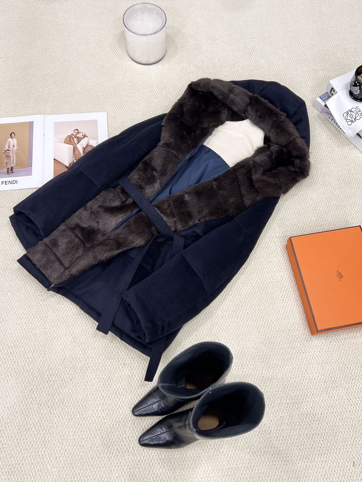 NO:637090,New goose down jackets for autumn and winter are available. The whole hood and placket of the Green Root Mink Goose Down Jacket [Deep Sea Blue] invites you to appreciate the details. The same wool blended fabric material as the original version is used, which is more warm and windproof. The hood and placket are made of ultra-wide Green Root Mink fixed-dye sable color, which is more luxurious and atmospheric. Wear it with a belt to slim down, and don’t tie it to look stylish. There are always many ways to wear it, women’s clothing, hats, alexander wang19860909秋冬新款鹅绒服上新 整帽门襟青根貂鹅绒服【深海蓝】细节邀您鉴赏 选用与原版一致的羊毛混纺面料材质,更保暖抗风 帽里和门襟是超宽幅的青根貂定色定染紫貂色系 更加奢华大气 系上腰带修身,不系腰带大气,多种穿法总是有适合你的,女装,hats,alexander wang,Women's clothing