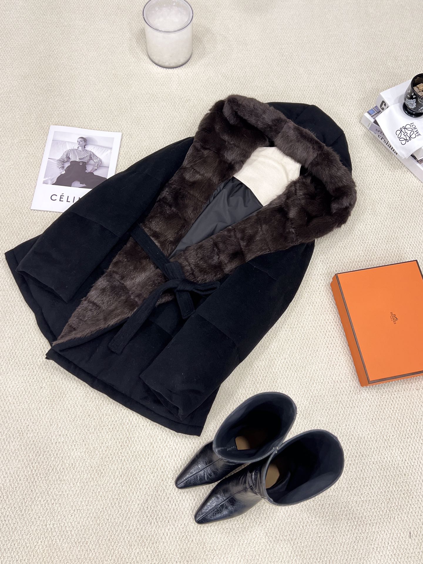 NO:637088,New goose down jackets for autumn and winter are available. The whole hood and placket of the green-rooted mink goose down jacket [elegant black] invites you to appreciate the details. It uses the same wool blended fabric material as the original version, which is more warm and wind-resistant. The hood and placket are made of ultra-wide green-rooted mink fixed-dyed sable color, which is more luxurious and atmospheric. Wear it with a belt to slim down, without a belt, you can always wear it in a variety of ways to suit you. Women's clothing, hats, alexander wang19860909秋冬新款鹅绒服上新 整帽门襟青根貂鹅绒服【典雅黑】细节邀您鉴赏 选用与原版一致的羊毛混纺面料材质,更保暖抗风 帽里和门襟是超宽幅的青根貂定色定染紫貂色系 更加奢华大气 系上腰带修身,不系腰带大气,多种穿法总是有适合你的,女装,hats,alexander wang,Women's clothing