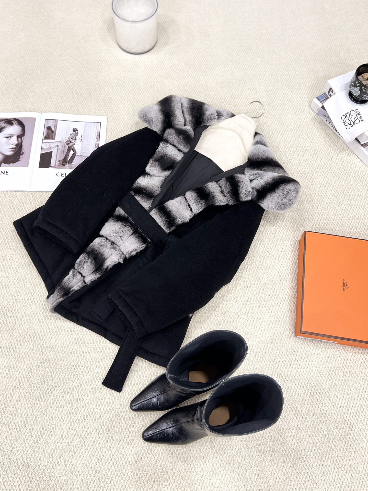 NO:637094,New goose down jackets for autumn and winter are available. The large-necked Rex Rabbit and Totoro fur collar goose down jacket [high luxury black] invites you to appreciate the details. It uses the same wool blended fabric material as the original version, which is more warm and wind-resistant. It uses imported rex rabbit fixed and dyed chinchilla colors. The visual effect is more luxurious and atmospheric. The large-sized rex rabbit and chinchilla fur collar gives you enough warmth in winter, women's clothing, alexander wang19860909秋冬新款鹅绒服上新 大围领獭兔龙猫毛领鹅绒服【高奢黑】细节邀你鉴赏 选用与原版一致的羊毛混纺面料材质,更保暖抗风 选用进口獭兔定色定染龙猫色系 视觉效果更加奢华大气 大大的围领獭兔龙猫毛领 在冬日里给到你足够的温暖,女装,alexander wang,Women's clothing