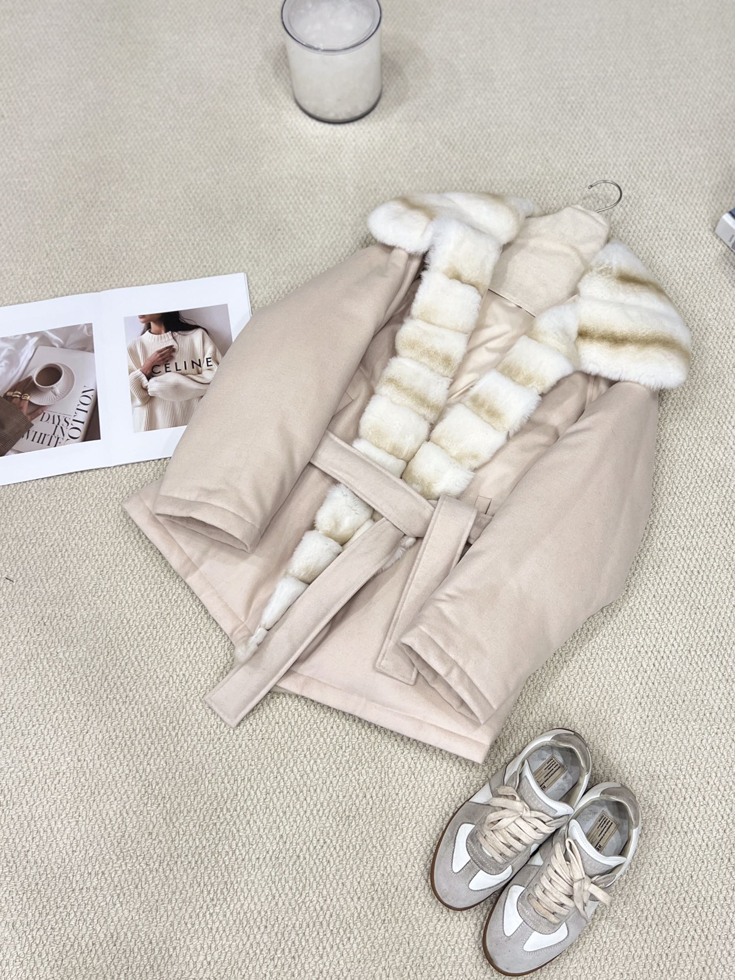 NO:637092,The new goose down jacket for autumn and winter is new. The large-neck Rex Rabbit and Totoro fur collar goose down jacket [apricot pink] invites you to appreciate the details. It uses the same wool blended fabric material as the original version, which is more warm and wind-resistant. It uses imported rex rabbit fixed and dyed chinchilla colors. The visual effect is more luxurious and atmospheric. The large-sized rex rabbit and chinchilla fur collar gives you enough warmth in winter, women's clothing, alexander wang19860909秋冬新款鹅绒服上新 大围领獭兔龙猫毛领鹅绒服【杏粉色】细节邀你鉴赏 选用与原版一致的羊毛混纺面料材质,更保暖抗风 选用进口獭兔定色定染龙猫色系 视觉效果更加奢华大气 大大的围领獭兔龙猫毛领 在冬日里给到你足够的温暖,女装,alexander wang,Women's clothing