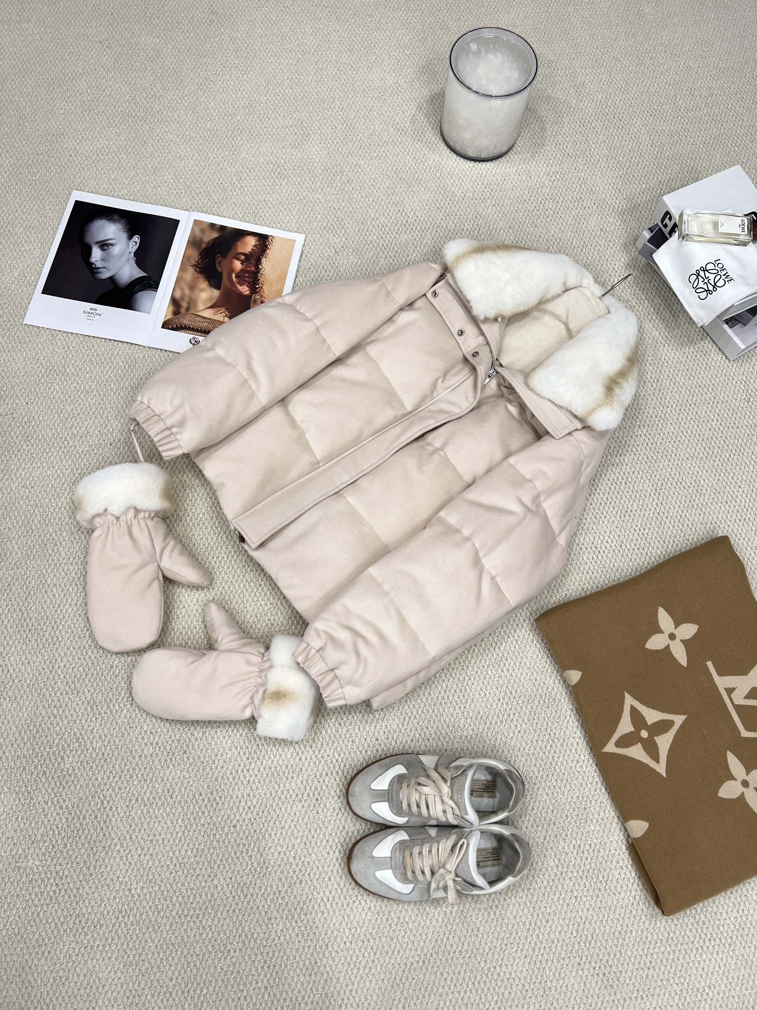 NO:637096,New style for autumn and winter. The new goose down jacket comes with gloves. The large fur collar goose down jacket [apricot pink] invites you to appreciate the details. It uses the same wool blended fabric material as the original one, which is more warm and wind-resistant. It uses imported rex rabbit fixed and dyed chinchilla colors. Comes with glove design, perfect for various occasions. It can be used as a warm and comfortable jacket in cold winter. Multiple colors, versatile old money to break the dull winter. Easily adapt to temperature differences, unlock a variety of matching possibilities, women's clothing, jackets &  coats,gloves,alexander wang19860909秋冬新款 鹅绒服上新附带手套大毛领鹅绒服【杏粉色】细节邀您鉴赏 选用与原版一致的羊毛混纺面料材质,更保暖抗风 选用进口獭兔定色定染龙猫色系 附带手套设计,完美适应多种场合穿搭 在寒冬作为充满暖暖安荃感的外套 多个颜色,百搭老钱打破冬日沉闷 轻松适应温差,解锁多种搭配可能性,女装,jackets & coats,gloves,alexander wang,Women's clothing