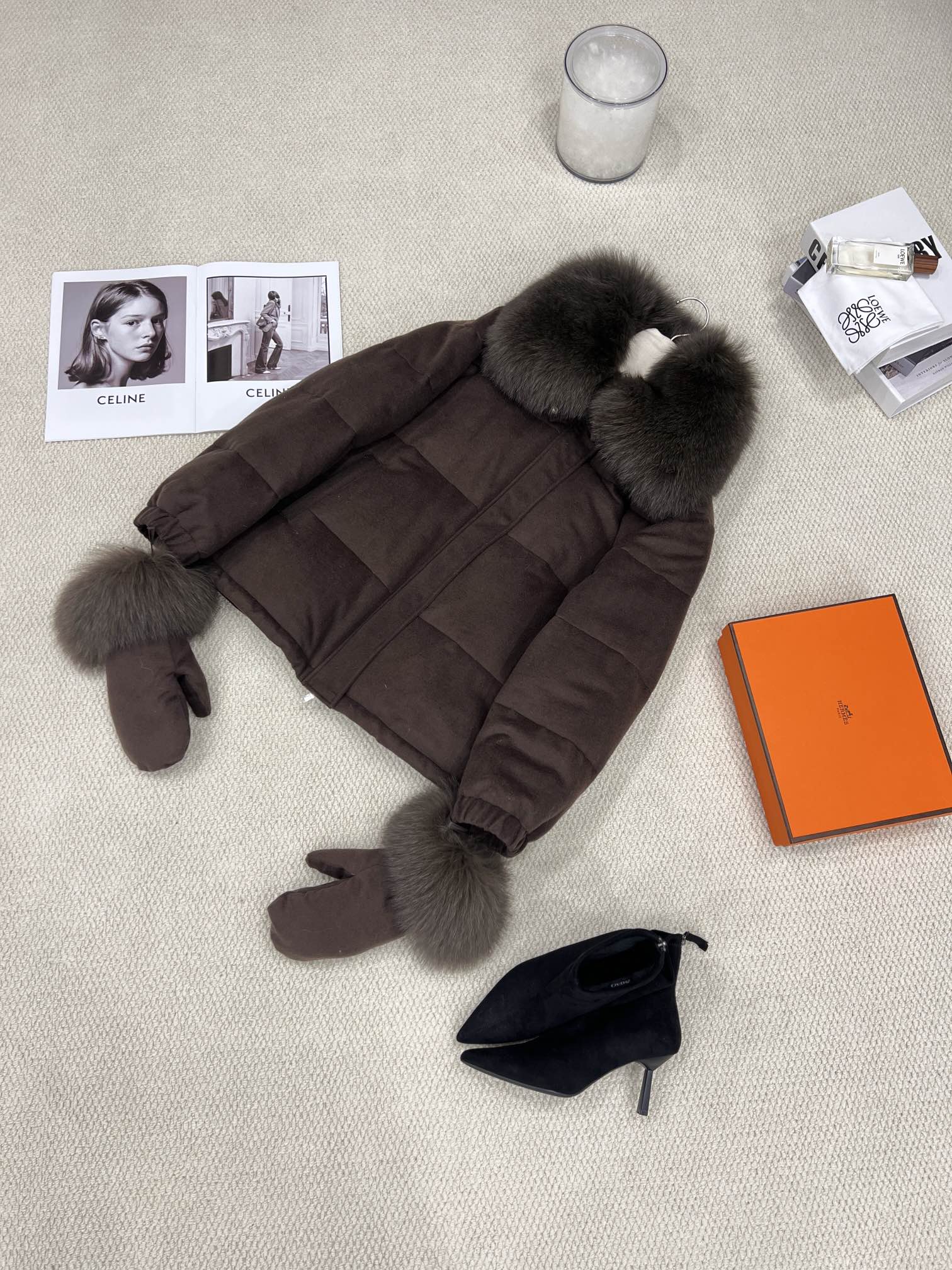 NO:637098,The new autumn and winter goose down jacket comes with gloves. The large fur collar goose down jacket [Coffee Green] invites you to appreciate the details. It uses the same wool blended fabric material as the original one, which is more warm and wind-resistant. It uses imported whole fox fur to be fixed and dyed, and the fur feels elegant and flexible. It is designed with gloves, perfect for a variety of occasions. It can be used as a warm and comfortable jacket in cold winter. Multiple colors, versatile old money to break the dull winter. Easily adapt to temperature differences, unlock a variety of matching possibilities, women's clothing, jackets  & coats,gloves,alexander wang19860909秋冬新款 鹅绒服上新附带手套大毛领鹅绒服【咖绿色】细节邀您鉴赏 选用与原版一致的羊毛混纺面料材质,更保暖抗风 选用进口整皮狐狸毛定色定染,毛感飘逸灵动 附带手套设计,完美适应多种场合穿搭 在寒冬作为充满暖暖安荃感的外套 多个颜色,百搭老钱打破冬日沉闷 轻松适应温差,解锁多种搭配可能性,女装,jackets & coats,gloves,alexander wang,Women's clothing