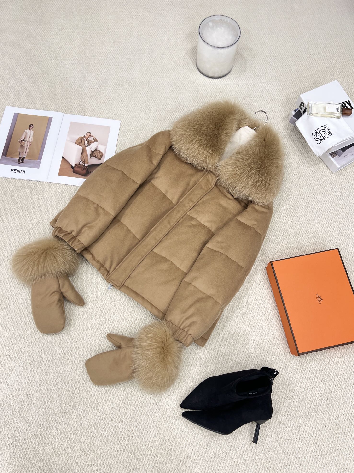 NO:637100,The new autumn and winter goose down jacket comes with gloves. The large fur collar goose down jacket [Classic Camel] invites you to appreciate the details. It uses the same wool blended fabric material as the original version, which is more warm and wind-resistant. It uses imported whole fox fur to be fixed and dyed, with an elegant and fluffy feel. Comes with gloves design, perfect for a variety of occasions. It can be used as a warm and comfortable jacket in cold winter. Multiple colors, versatile old money to break the dull winter. Easily adapt to temperature differences, unlock a variety of matching possibilities, women's clothing, jackets  & coats,gloves,alexander wang19860909秋冬新款 鹅绒服上新附带手套大毛领鹅绒服【经典驼】细节邀您鉴赏 选用与原版一致的羊毛混纺面料材质,更保暖抗风 选用进口整皮狐狸毛定色定染,毛感飘逸蓬松 附带手套设计,完美适应多种场合穿搭 在寒冬作为充满暖暖安荃感的外套 多个颜色,百搭老钱打破冬日沉闷 轻松适应温差,解锁多种搭配可能性,女装,jackets & coats,gloves,alexander wang,Women's clothing