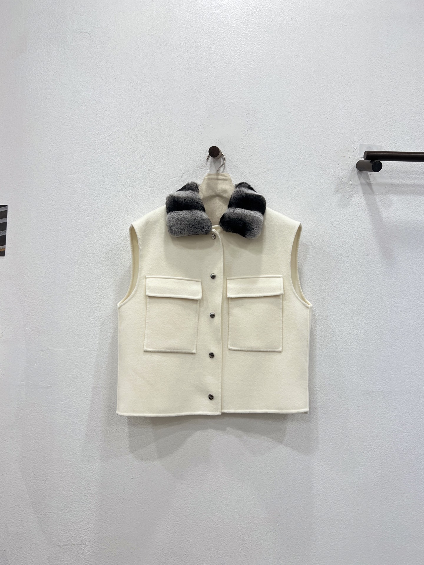 NO:636973,2025 new collar Rex Rabbit Totoro Vest [cream white] invites you to appreciate the details. LP's unique three-dimensional tailoring silhouette design. Dropped shoulder design to better modify the shoulder shape. Made of imported Australian sheep wool fabric, soft and delicate to the touch. The chinchilla color fur collar instantly enhances the texture of the vest. It is more noble. Full of old money feeling, women's clothing, loro piana, alexander wang198609092025新款领口獭兔龙猫马甲【奶油白】细节邀您鉴赏 LP独有立体剪裁廓形设计 落肩设计 更好的修饰肩型 选用进口澳洲绵羊毛面料,手感柔软细腻 龙猫颜色毛领瞬间提升马甲质感 更显贵气 老钱感十足,女装,loro piana,alexander wang,Women's clothing