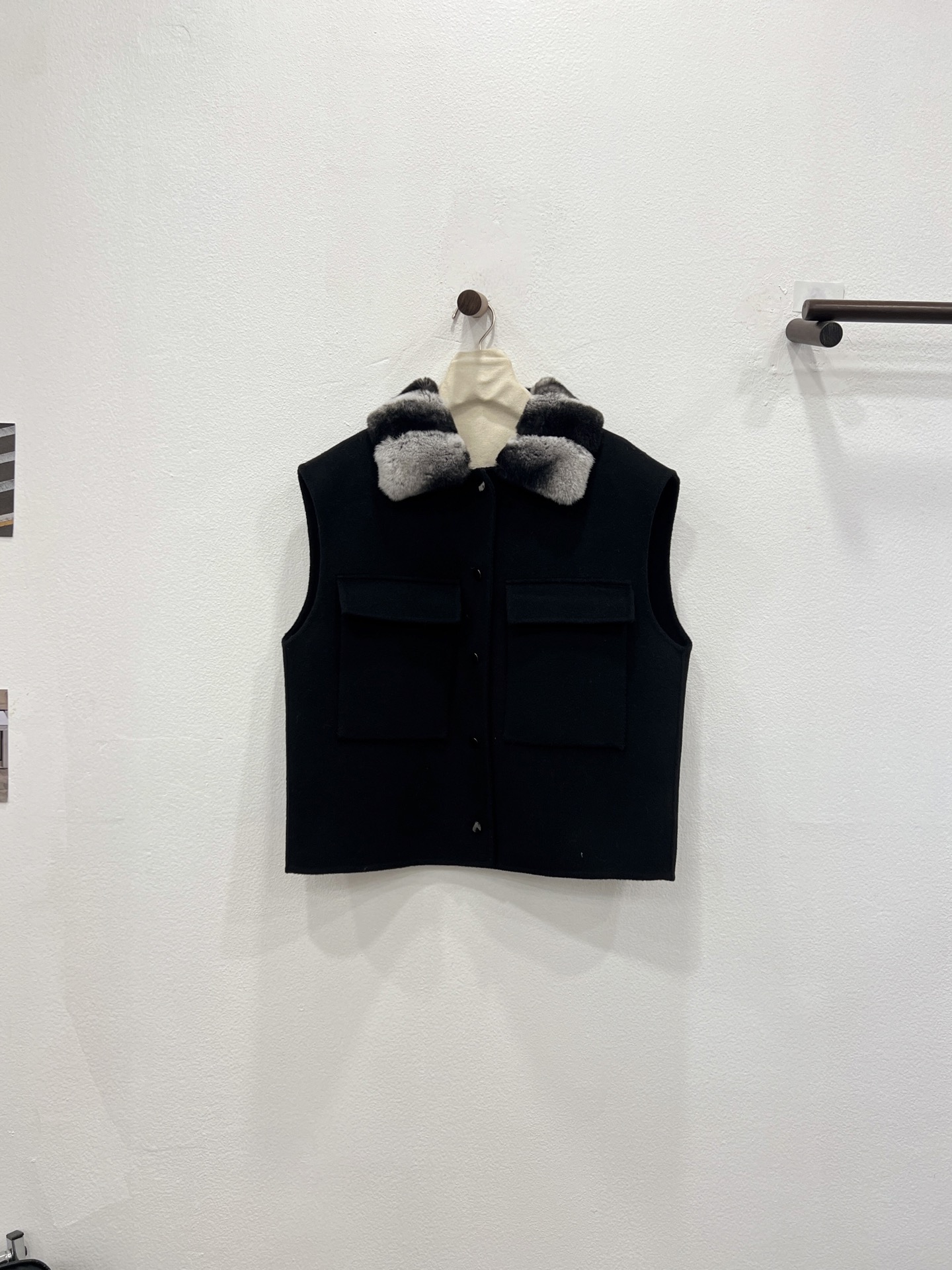 NO:636976,2025 new collar Rex Rabbit Totoro vest [cool black] invites you to appreciate the details. LP's unique three-dimensional tailoring silhouette design, dropped shoulder design, better modified shoulder shape. Imported Australian sheep wool fabric, soft and delicate to the touch. Totoro color fur collar instantly enhances the texture of the vest, more noble, full of old money, women's clothing, loro piana, alexander wang198609092025新款领口獭兔龙猫马甲【酷黑色】细节邀您鉴赏 LP独有立体剪裁廓形设计 落肩设计 更好的修饰肩型 选用进口澳洲绵羊毛面料,手感柔软细腻 龙猫颜色毛领瞬间提升马甲质感 更显贵气 老钱感十足,女装,loro piana,alexander wang,Women's clothing