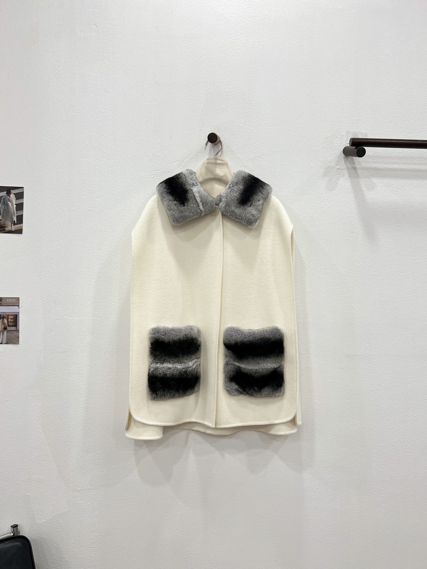 NO:636979,The 2025 new Rex Rabbit·Totoro Cape [Elegant White] invites you to appreciate the details. LP's unique three-dimensional tailoring silhouette design. Dropped shoulder design to better modify the shoulder shape. Imported Australian sheep wool fabric is used, which feels delicate and soft. The fabric has its own gloss and texture. The Totoro color fur collar instantly enhances the temperament of the entire cloak. It is straightforward yet capable and elegant, women's clothing, loro piana, alexander wang198609092025新款獭兔·龙猫斗篷【优雅白】细节邀您鉴赏 LP独有立体剪裁廓形设计 落肩设计 更好的修饰肩型 选用进口澳洲绵羊毛面料,手感细腻柔软 面料自带光泽度,质感在线 龙猫颜色毛领瞬间提升整件斗篷的气质 率性利落不失干练优雅,女装,loro piana,alexander wang,Women's clothing