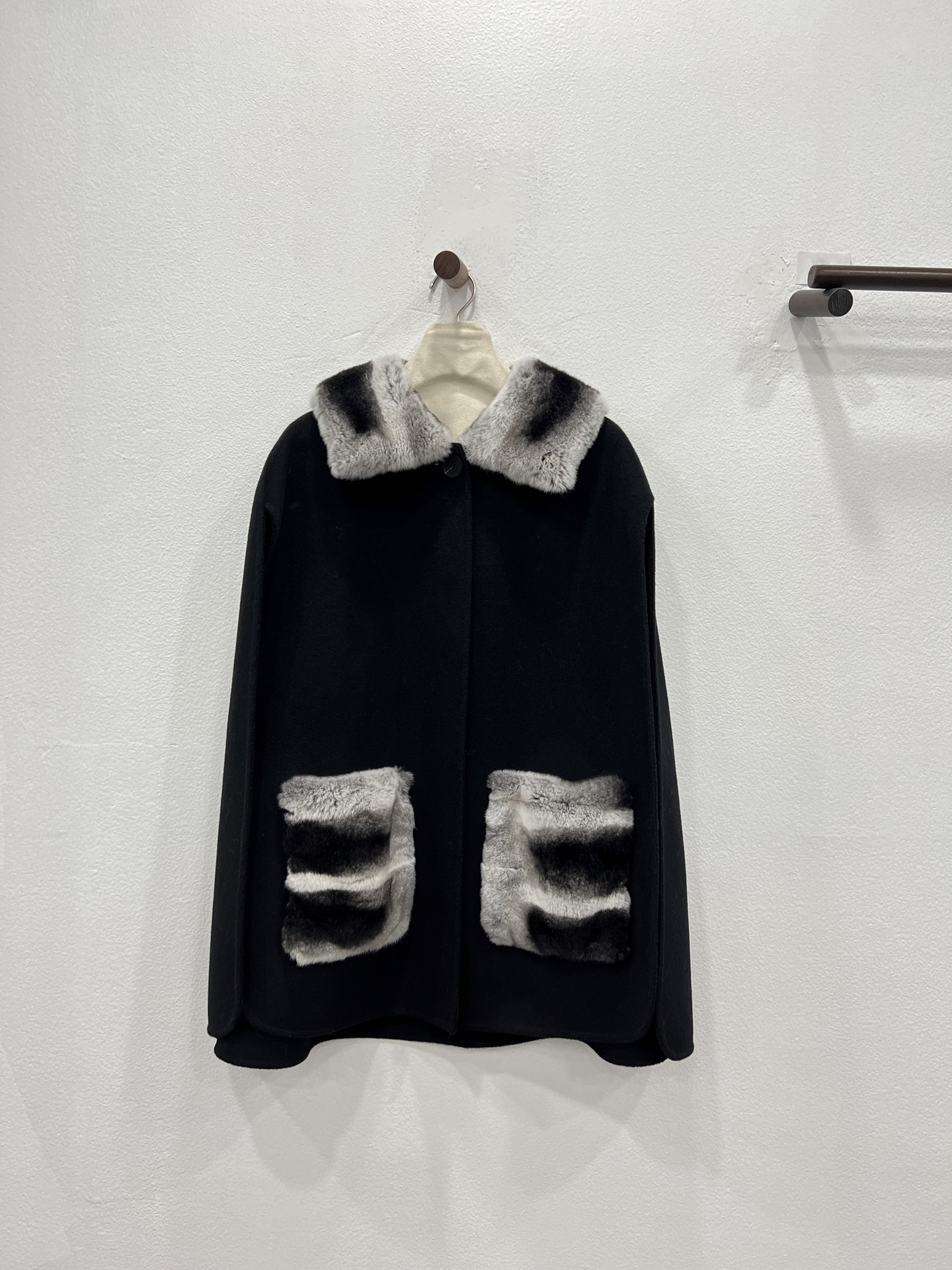 NO:636982,2025 New Rex Rabbit·Totoro Cloak [Moonlight Black] invites you to appreciate the details. LP's unique three-dimensional tailoring silhouette design. Dropped shoulder design to better modify the shoulder shape. Imported Australian sheep wool fabric is used, which feels delicate and soft. The fabric has its own gloss and texture. The Totoro color fur collar instantly enhances the temperament of the entire cloak. It is straightforward yet capable and elegant, women's clothing, loro piana, alexander wang198609092025新款獭兔·龙猫斗篷【月夜黑】细节邀您鉴赏 LP独有立体剪裁廓形设计 落肩设计 更好的修饰肩型 选用进口澳洲绵羊毛面料,手感细腻柔软 面料自带光泽度,质感在线 龙猫颜色毛领瞬间提升整件斗篷的气质 率性利落不失干练优雅,女装,loro piana,alexander wang,Women's clothing